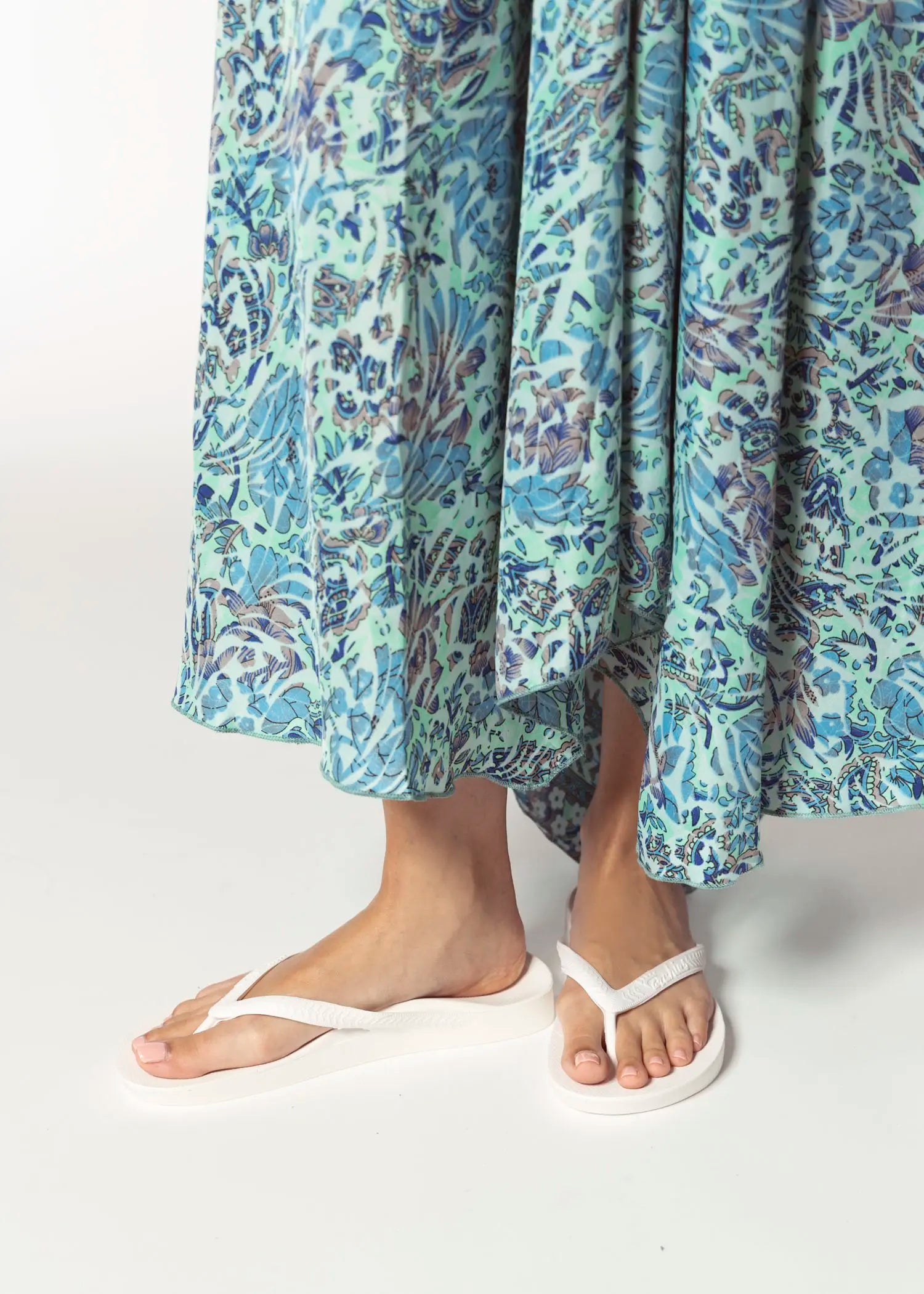 swatch_white arch support flip flop flat sandals