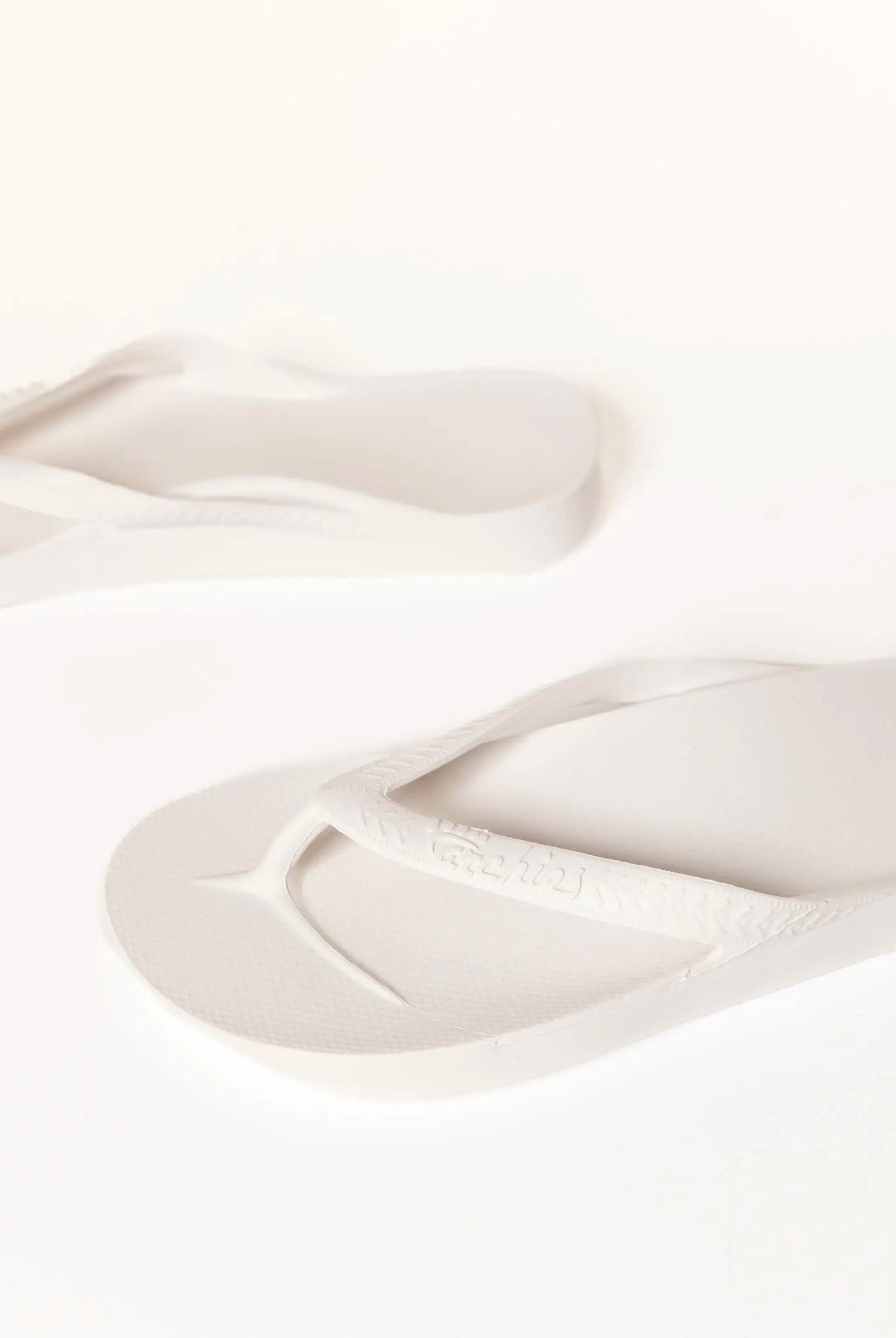 swatch_white arch support flip flop flat sandals