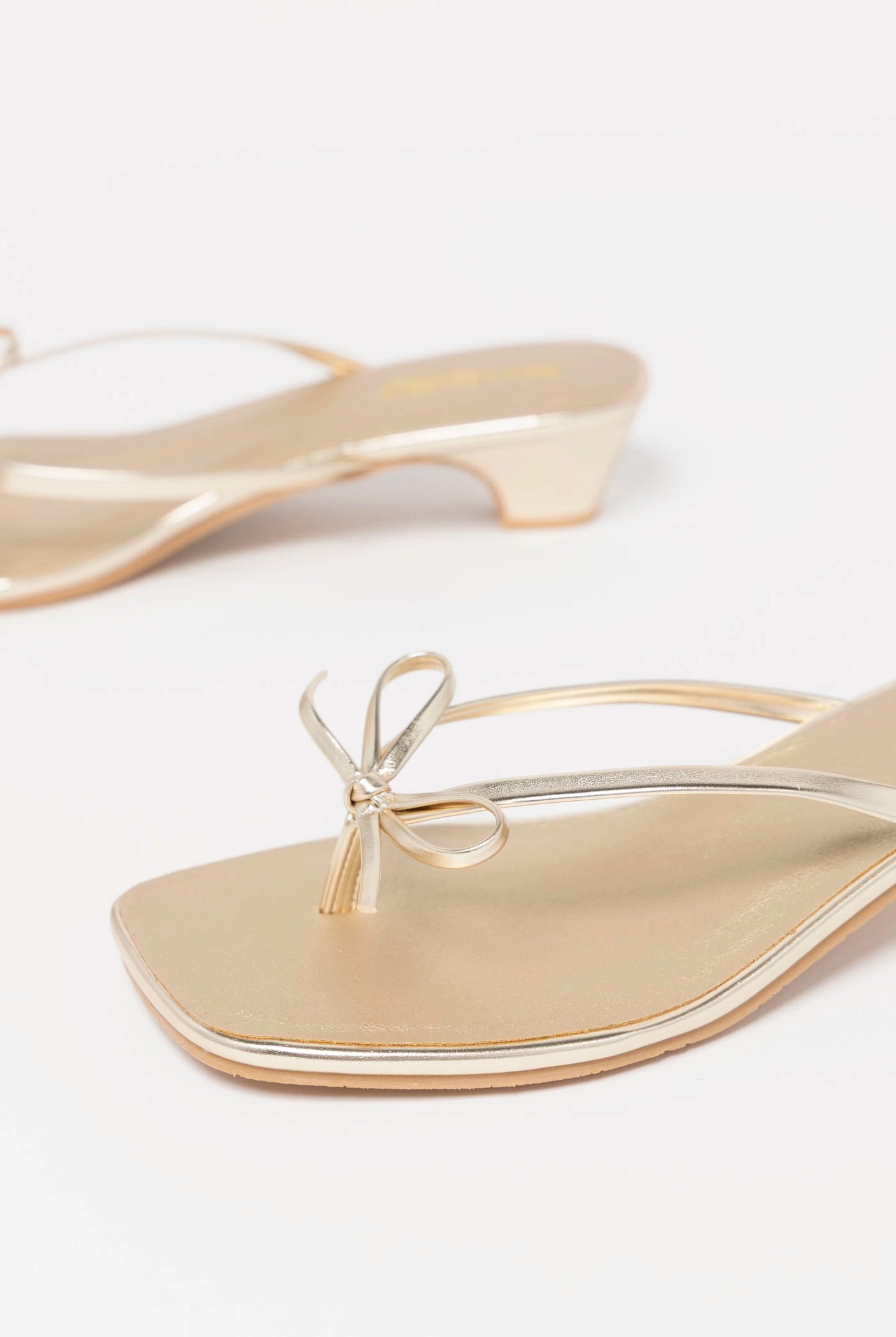 swatch_Gold Seychelles perfect wish thong sandal