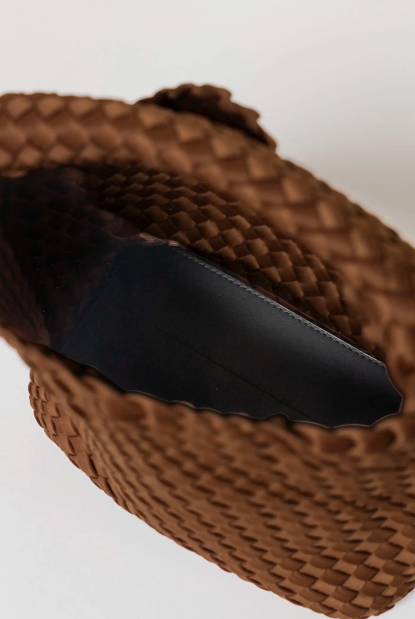 swatch_walnut shelly woven bag crossbody