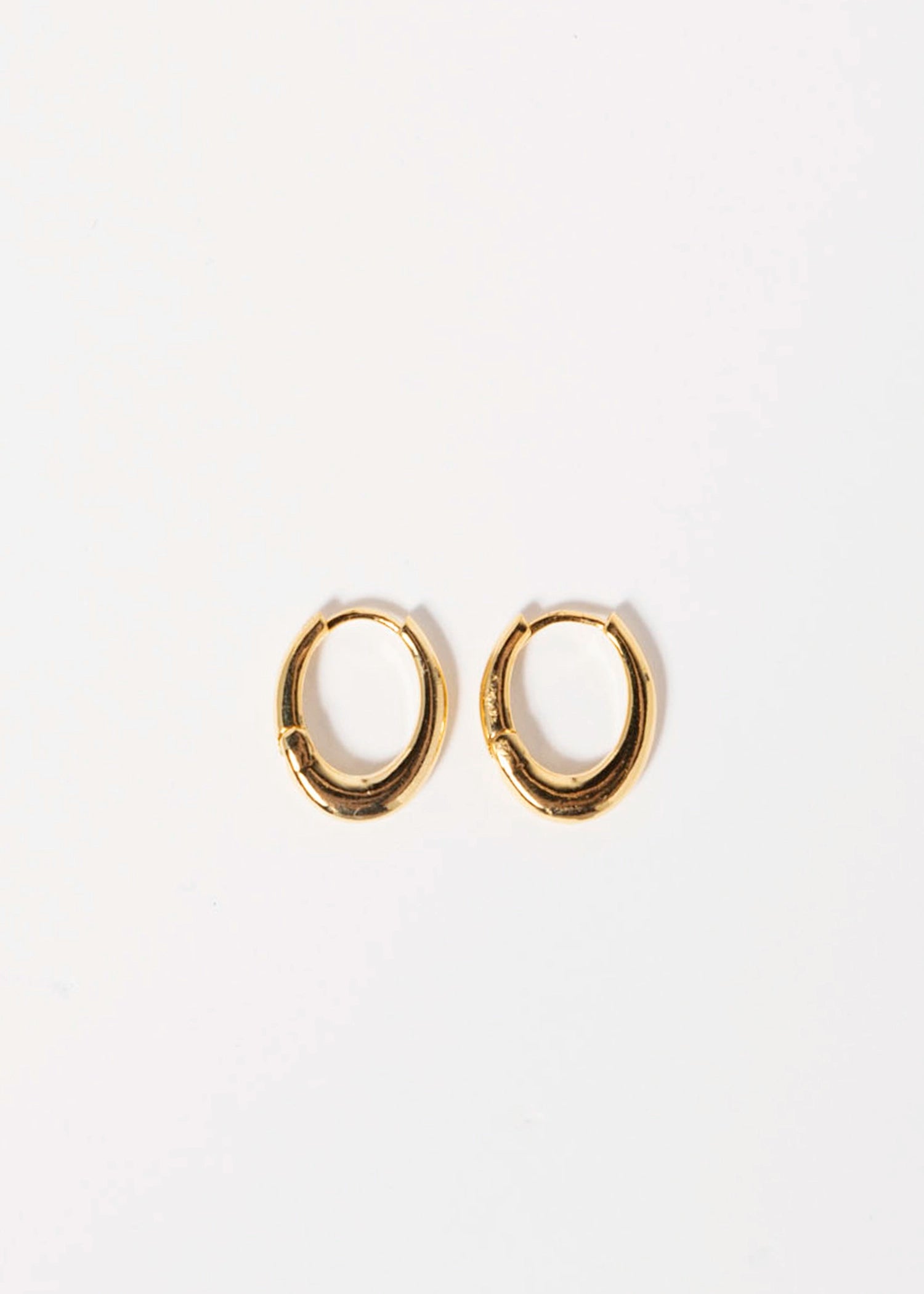 swatch_Gold oval huggie earring