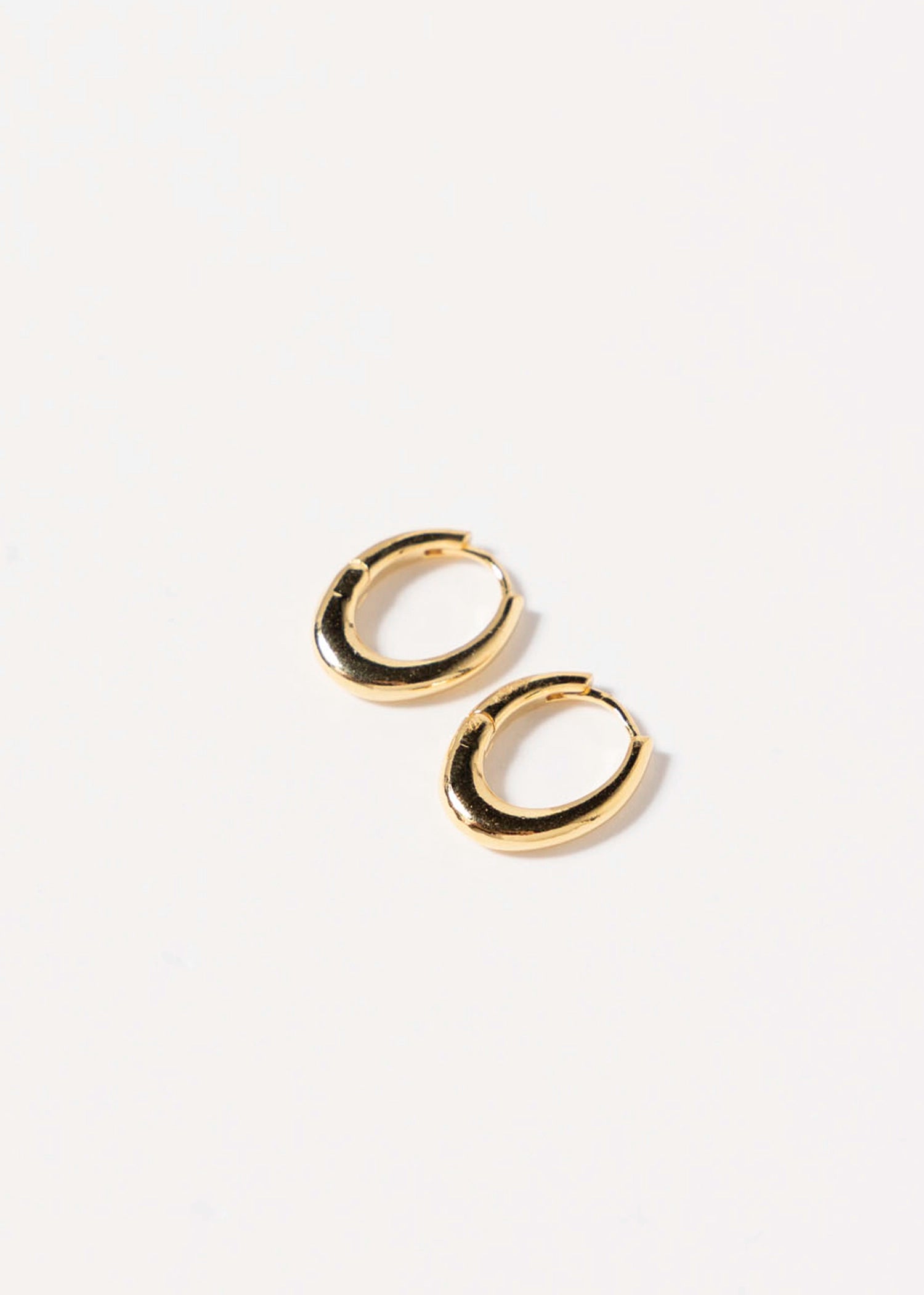 swatch_Gold oval huggie earring
