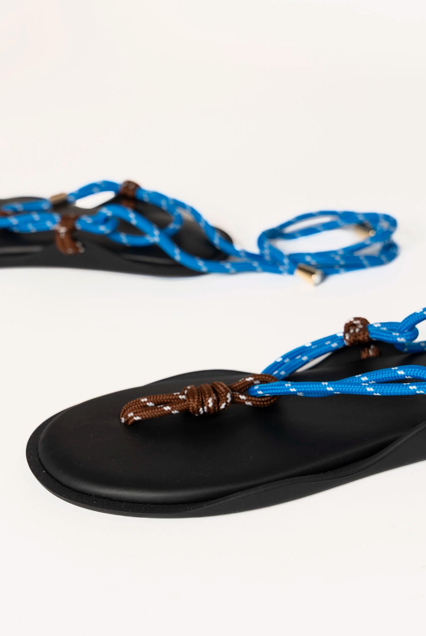 swatch_brown/blue flo twin tie up sandal flat sandals
