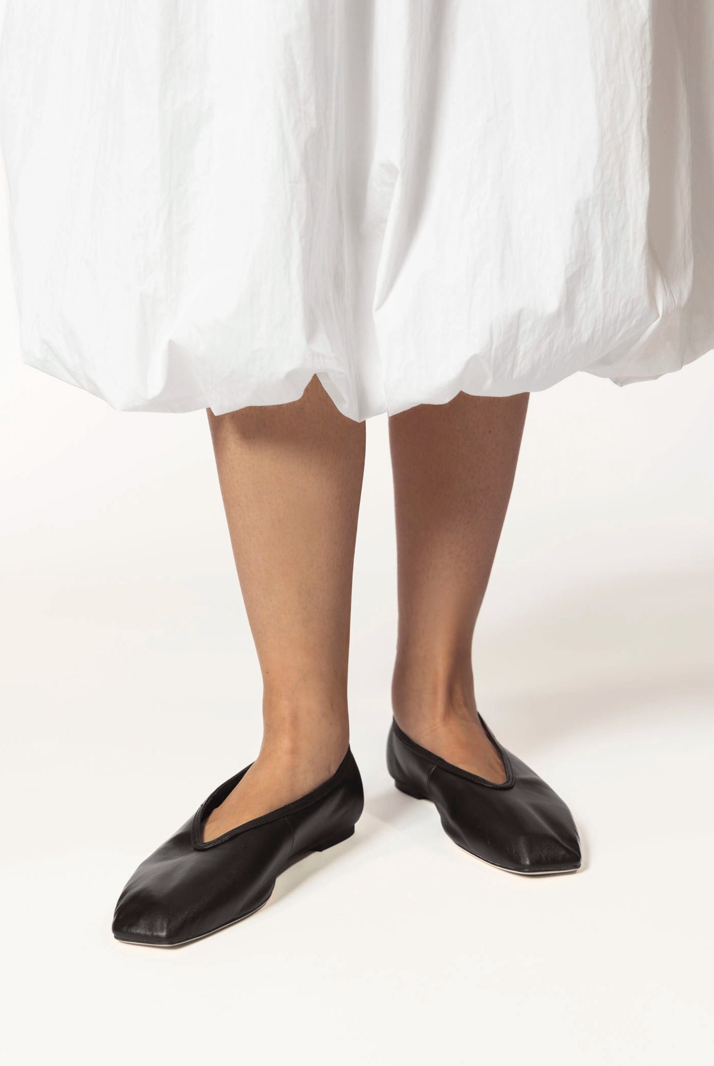 swatch_black leather bianca flat flat shoes