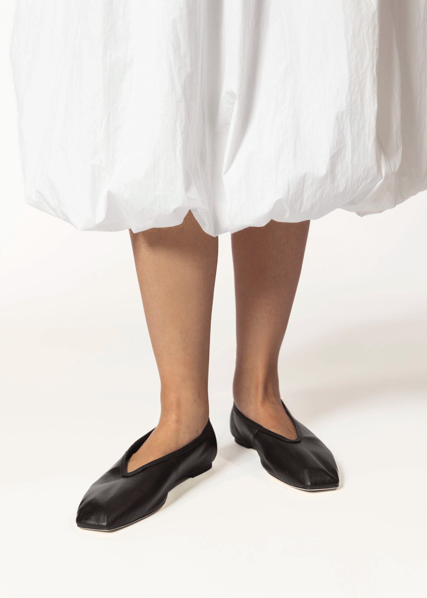 swatch_black leather bianca flat flat shoes