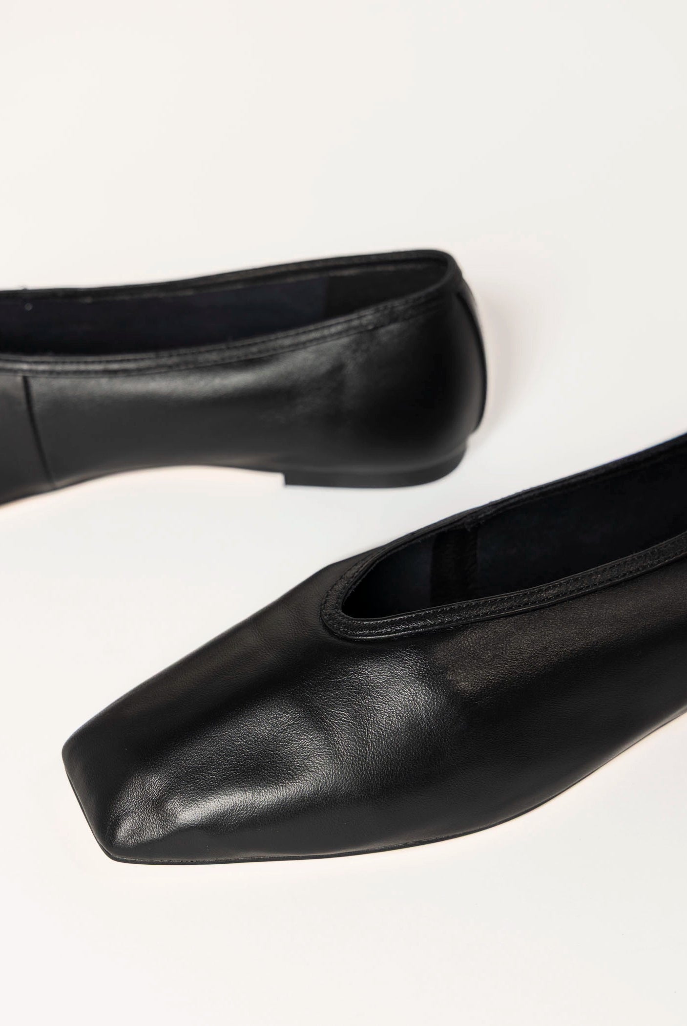 swatch_black leather bianca flat flat shoes