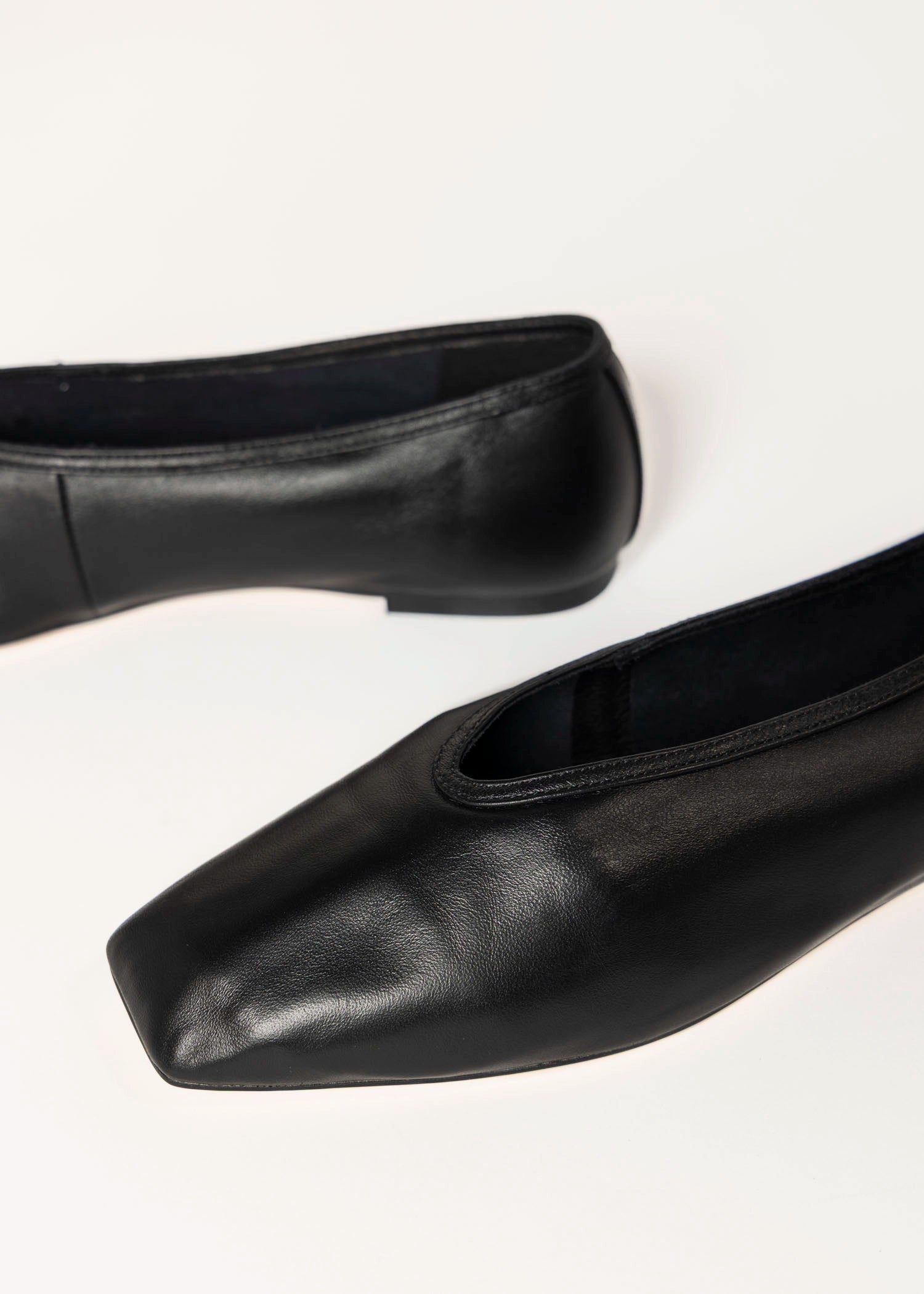 swatch_black leather bianca flat flat shoes