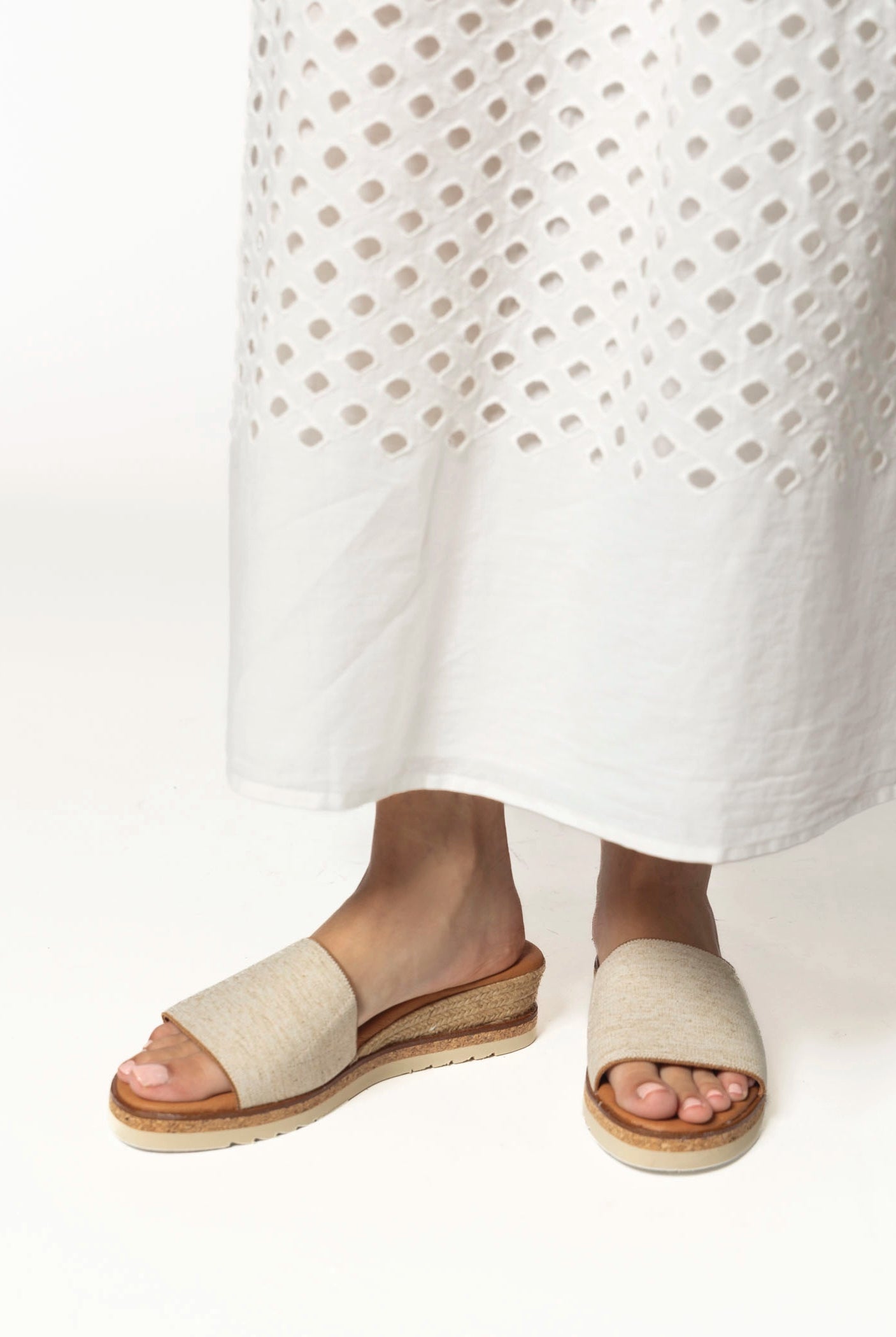 swatch_Beige Linen andre assous nessie sandals