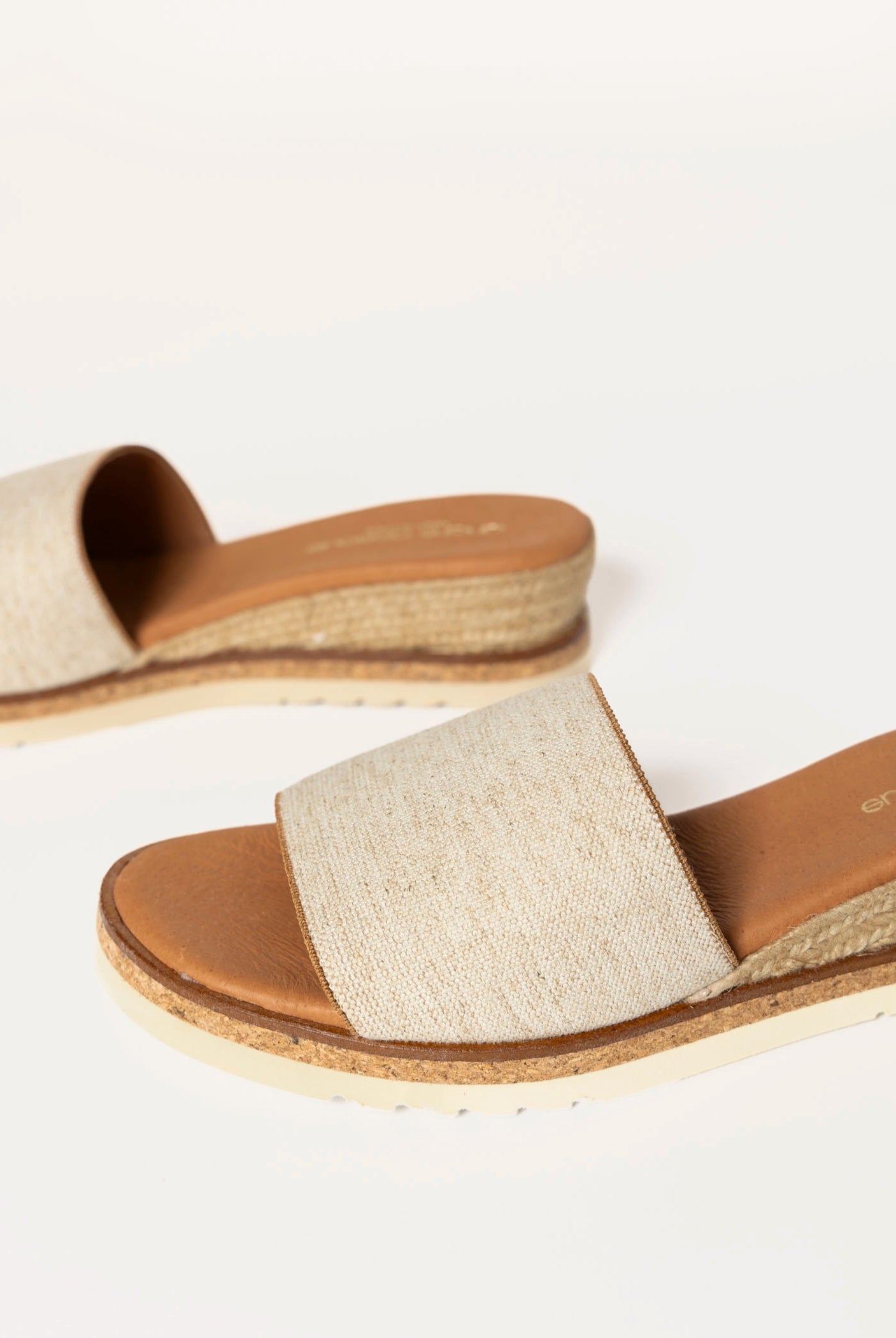 swatch_Beige Linen andre assous nessie sandals