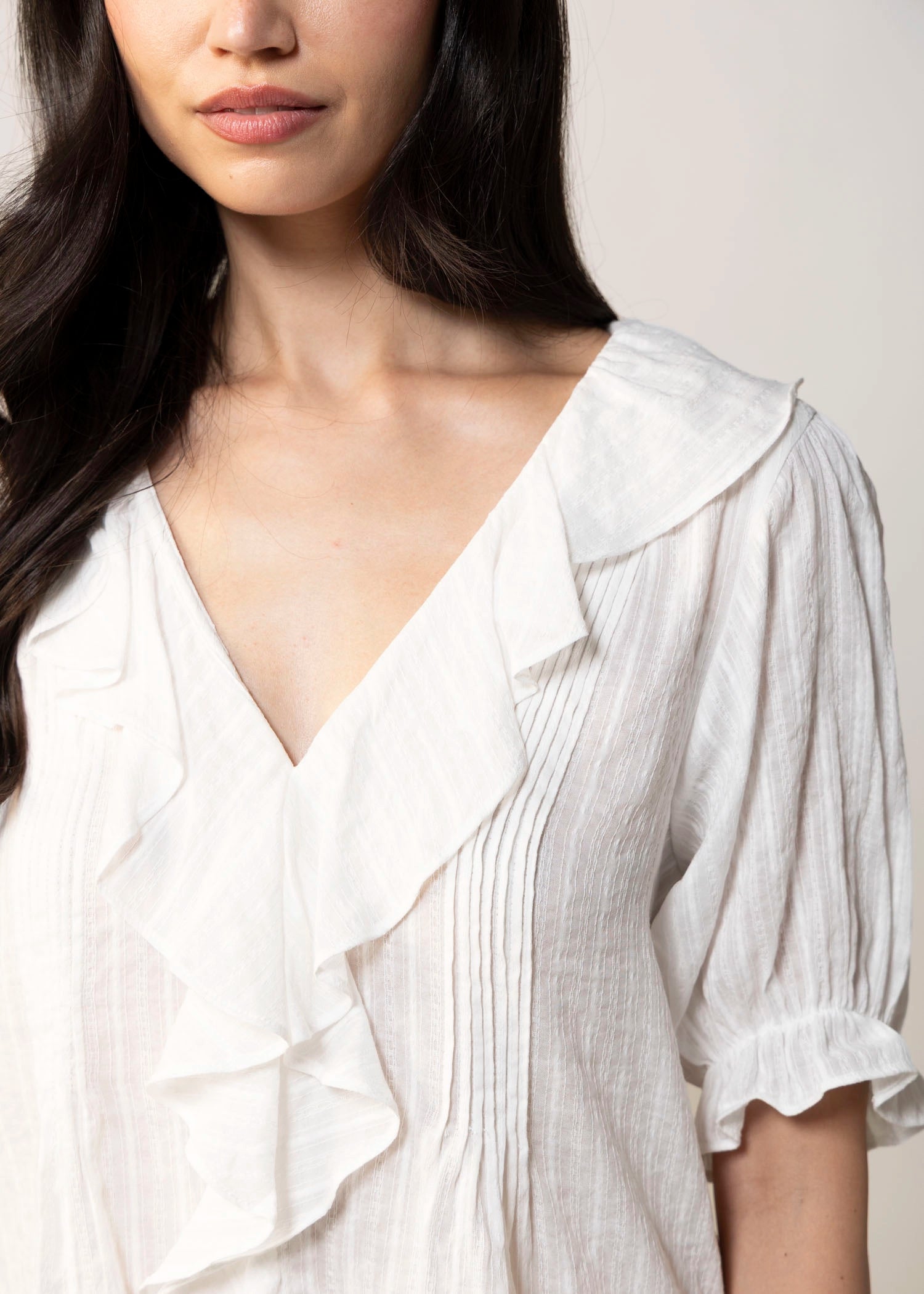 swatch_Off White ruffle short sleeve blouse