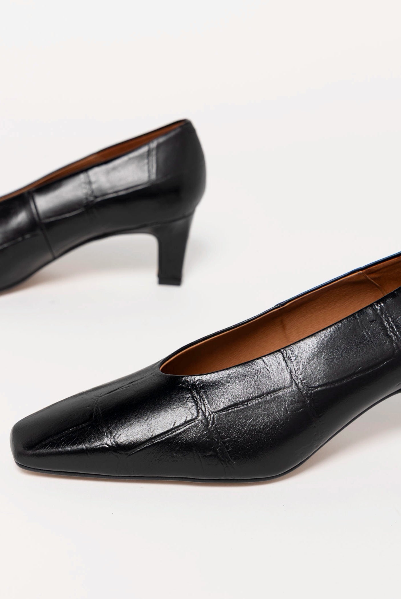 swatch_Black Croco angel alarcon leather pump