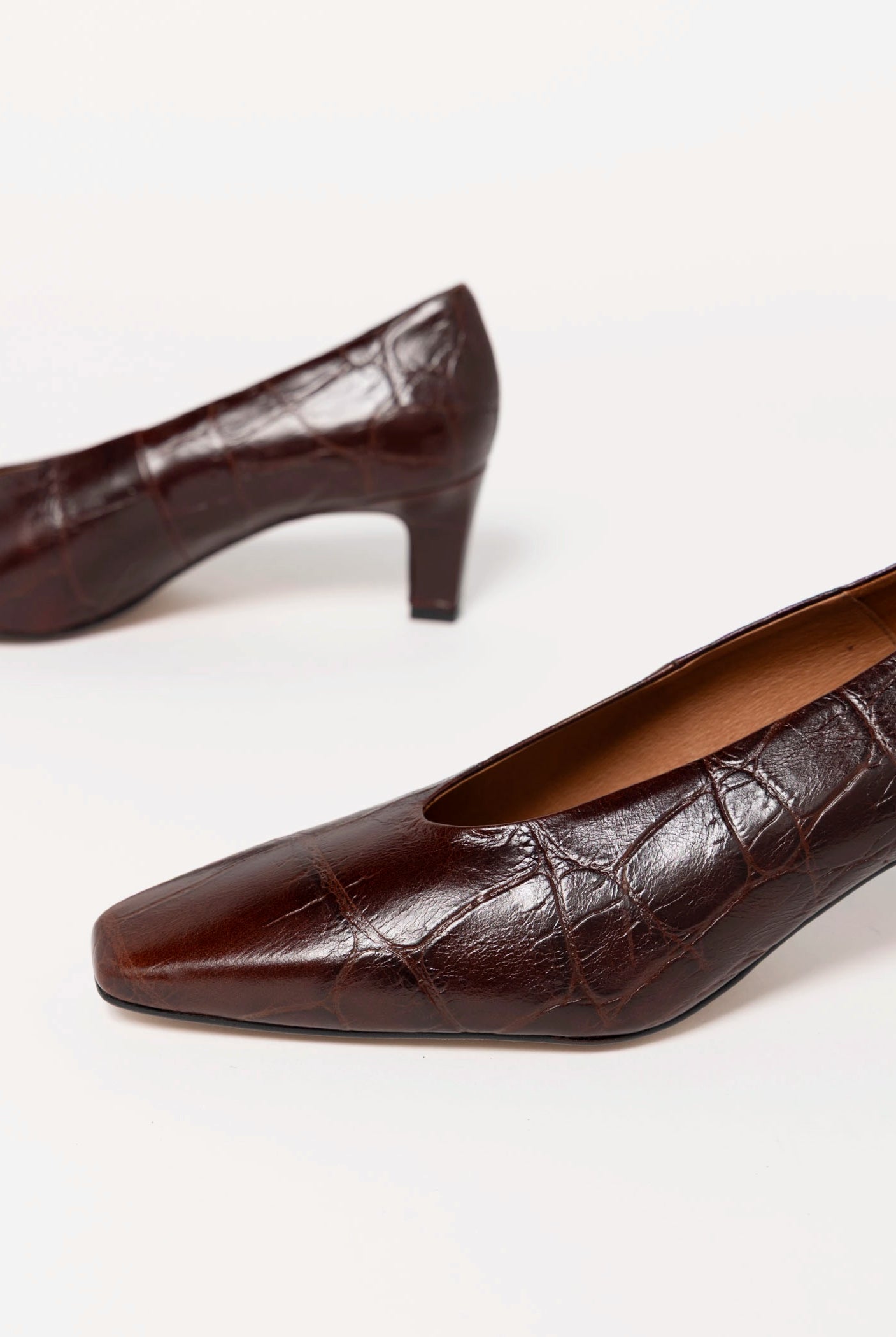 swatch_Brown Croco angel alarcon leather pump