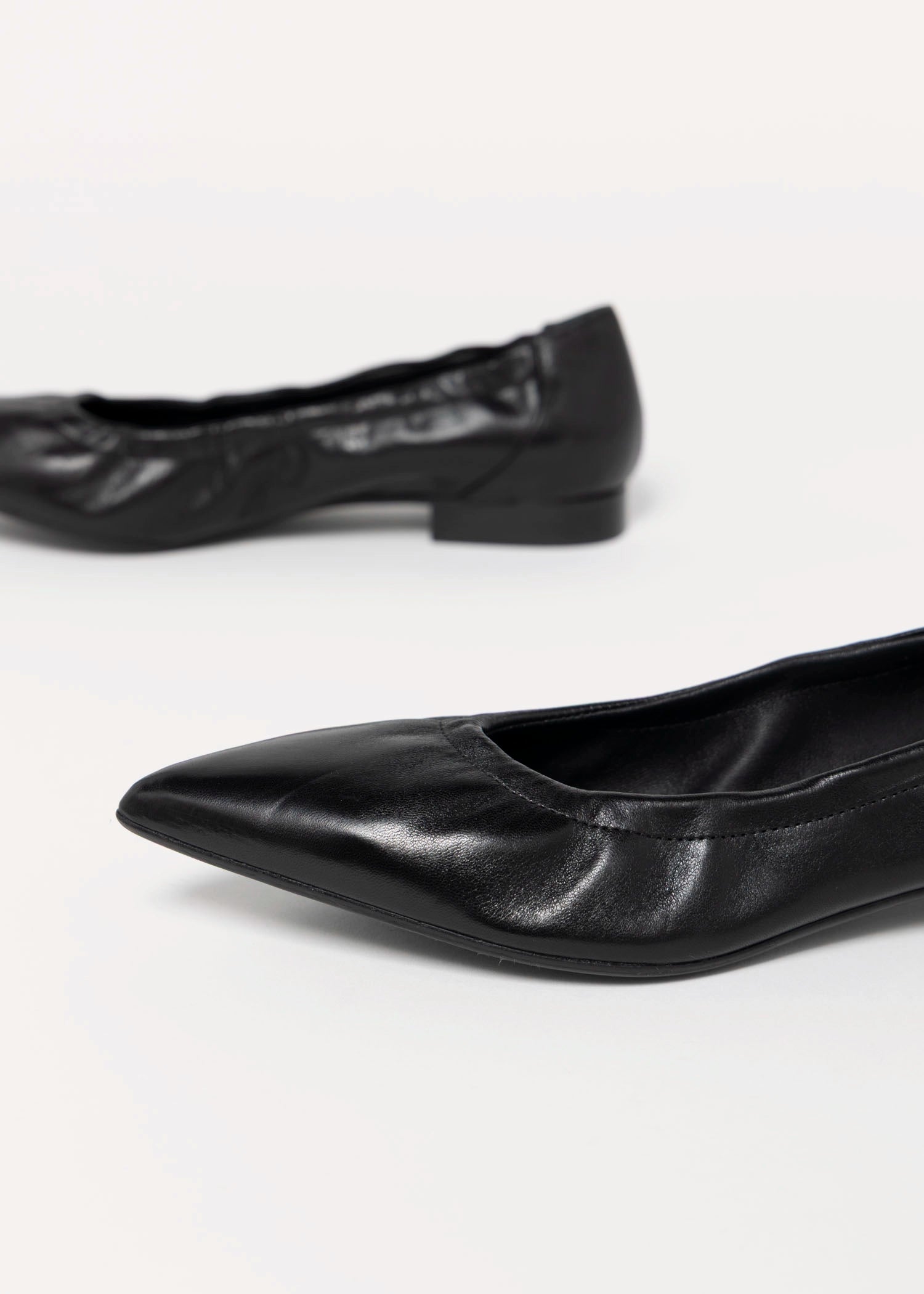 swatch_Black Leather l'idea flat leather pump