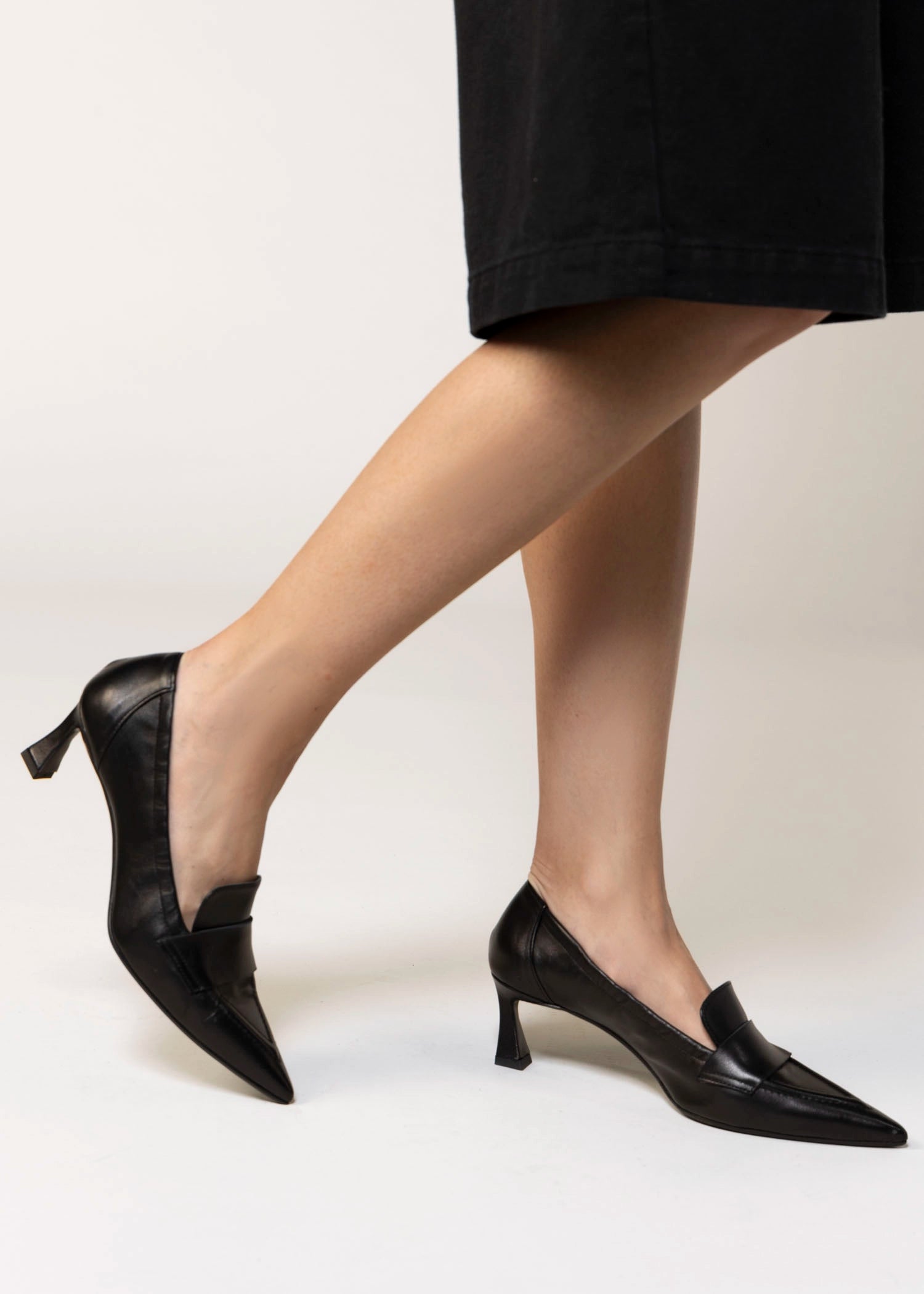 swatch_Black Leather l'idea pointed toe pump
