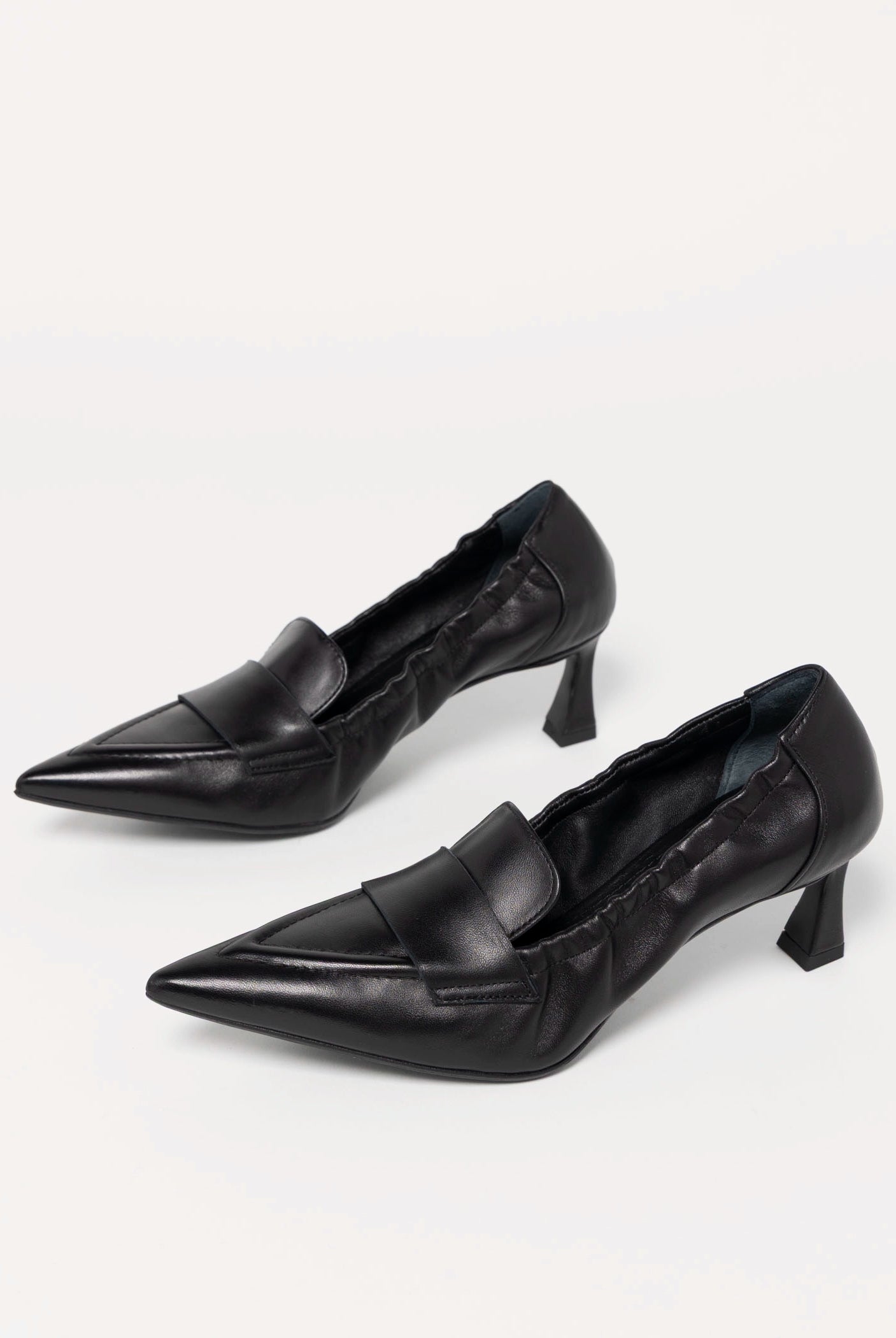 swatch_Black Leather l'idea pointed toe pump