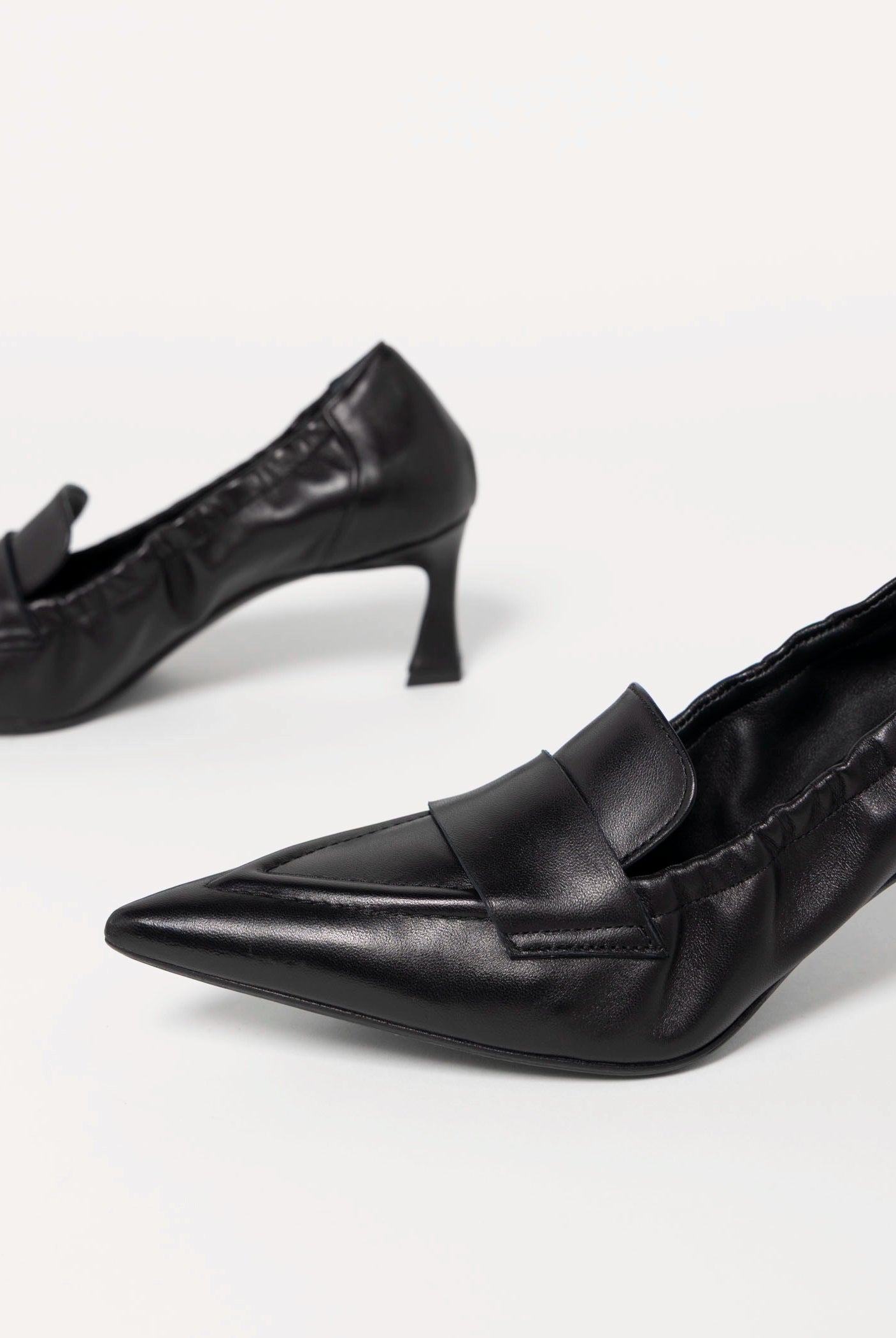 swatch_Black Leather l'idea pointed toe pump