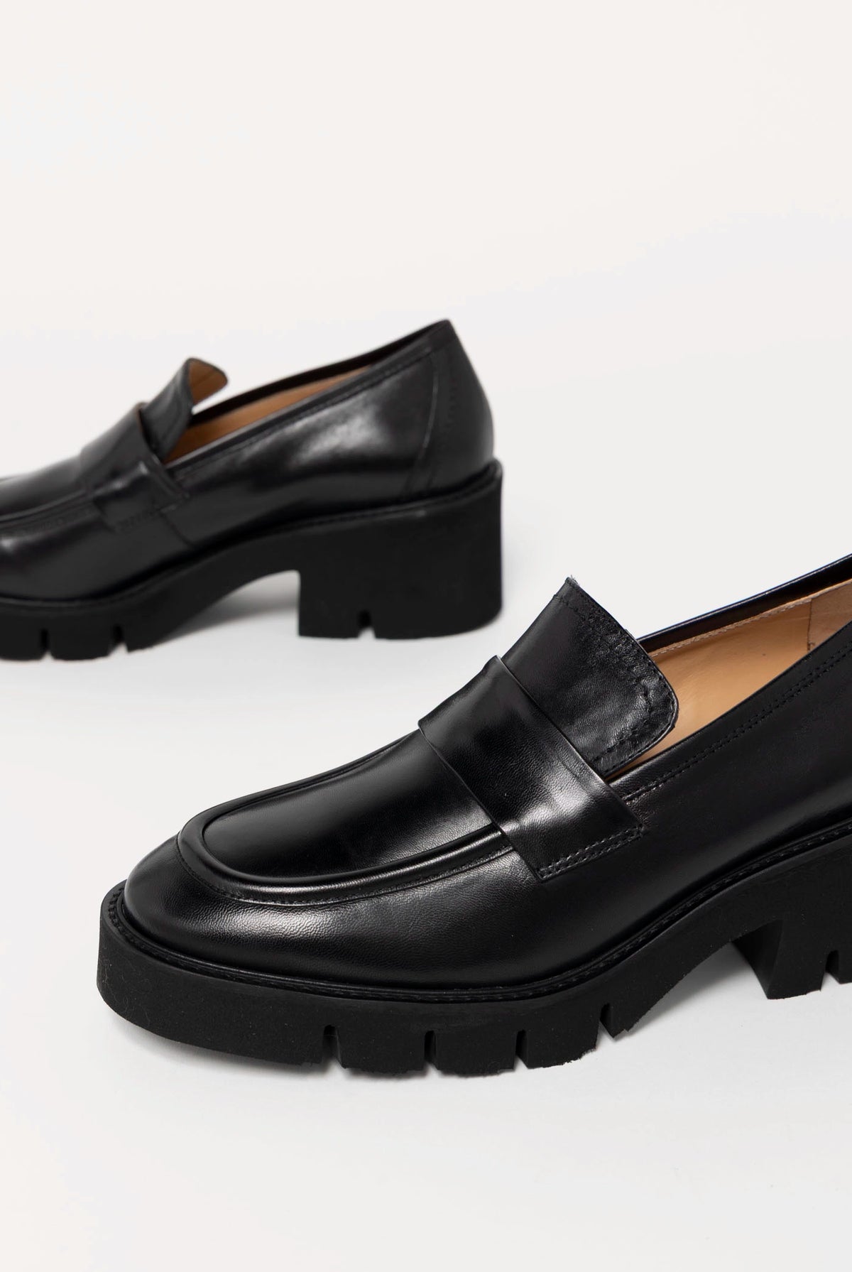 swatch_Black Leather l'idea heeled loafer
