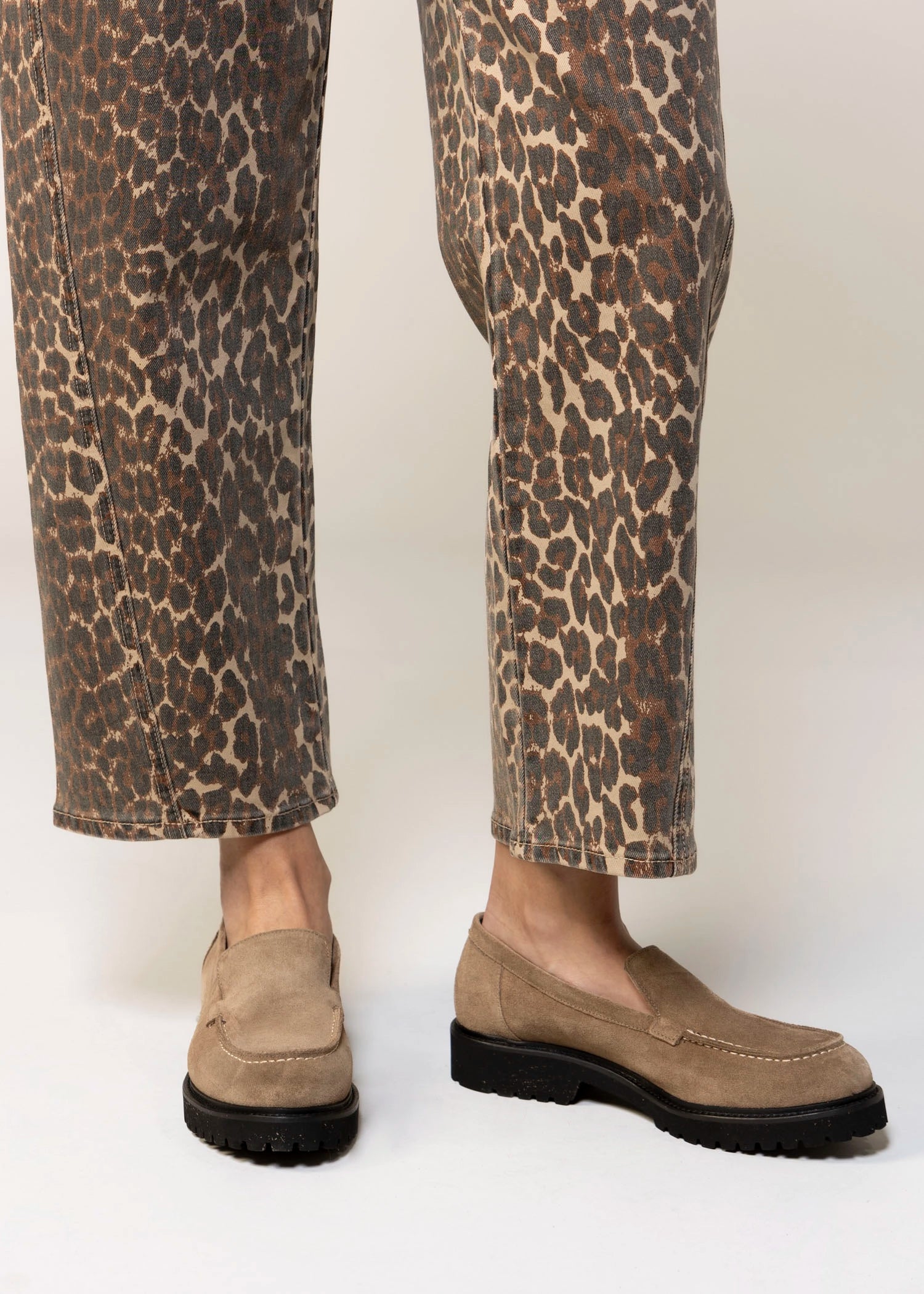 swatch_Dark Taupe Suede l'idea clean loafer on lug sole