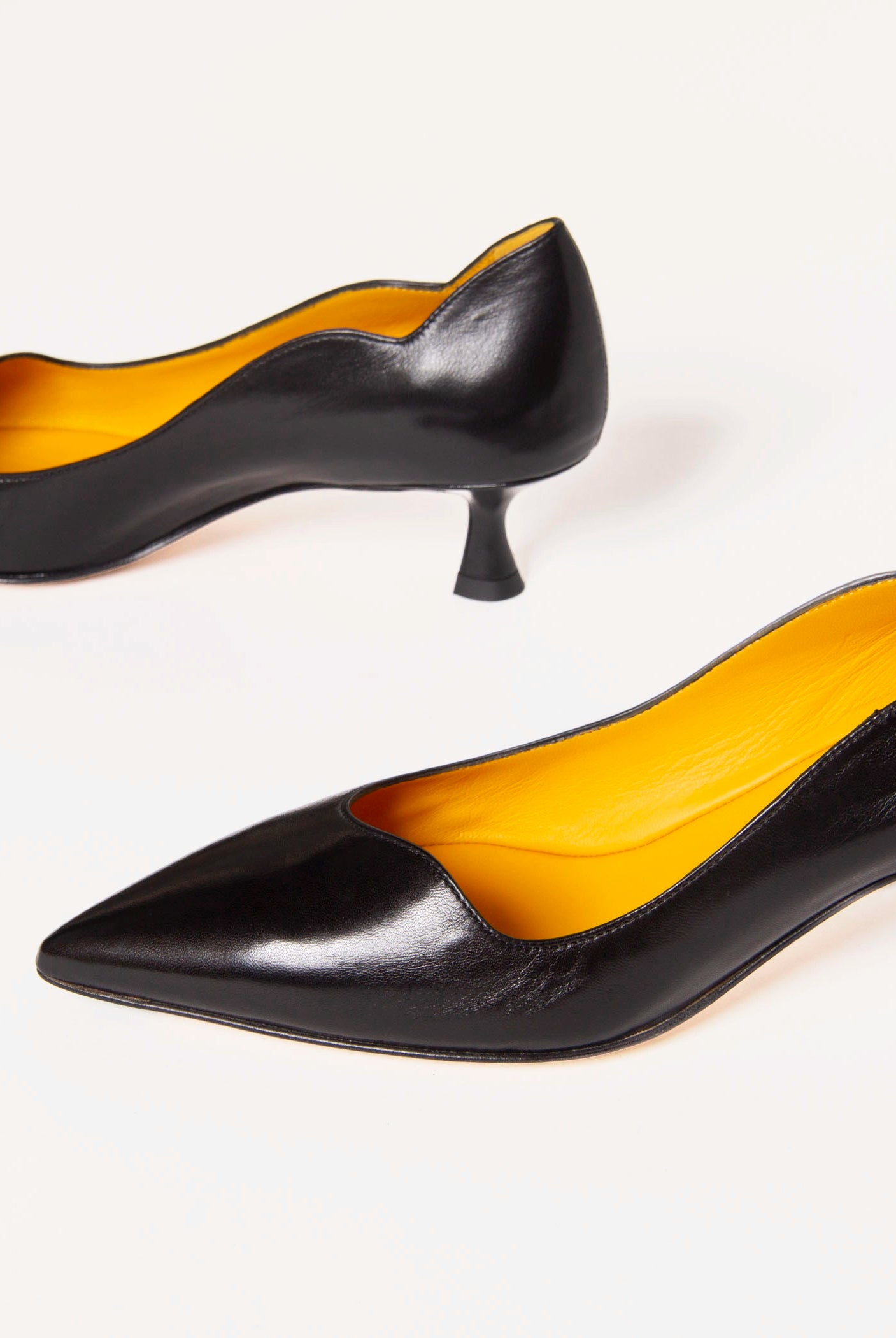 swatch_Black Leather pump