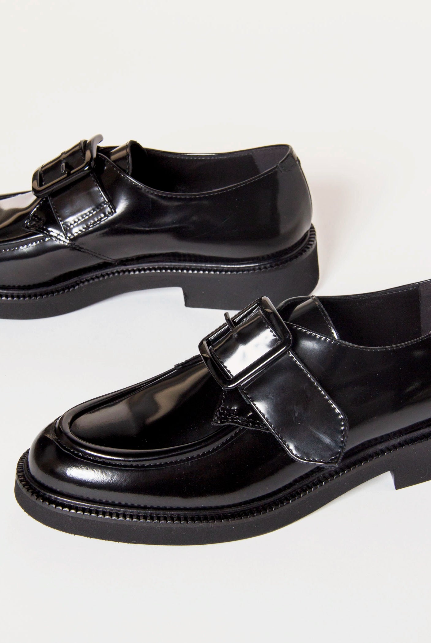swatch_Black Leather buckle loafer shoes