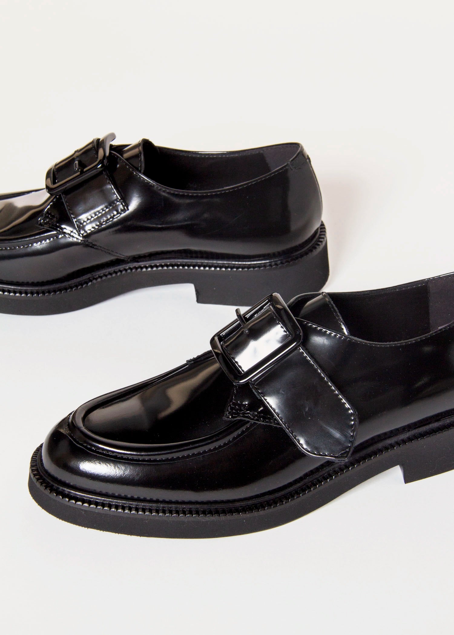 swatch_Black Leather buckle loafer shoes