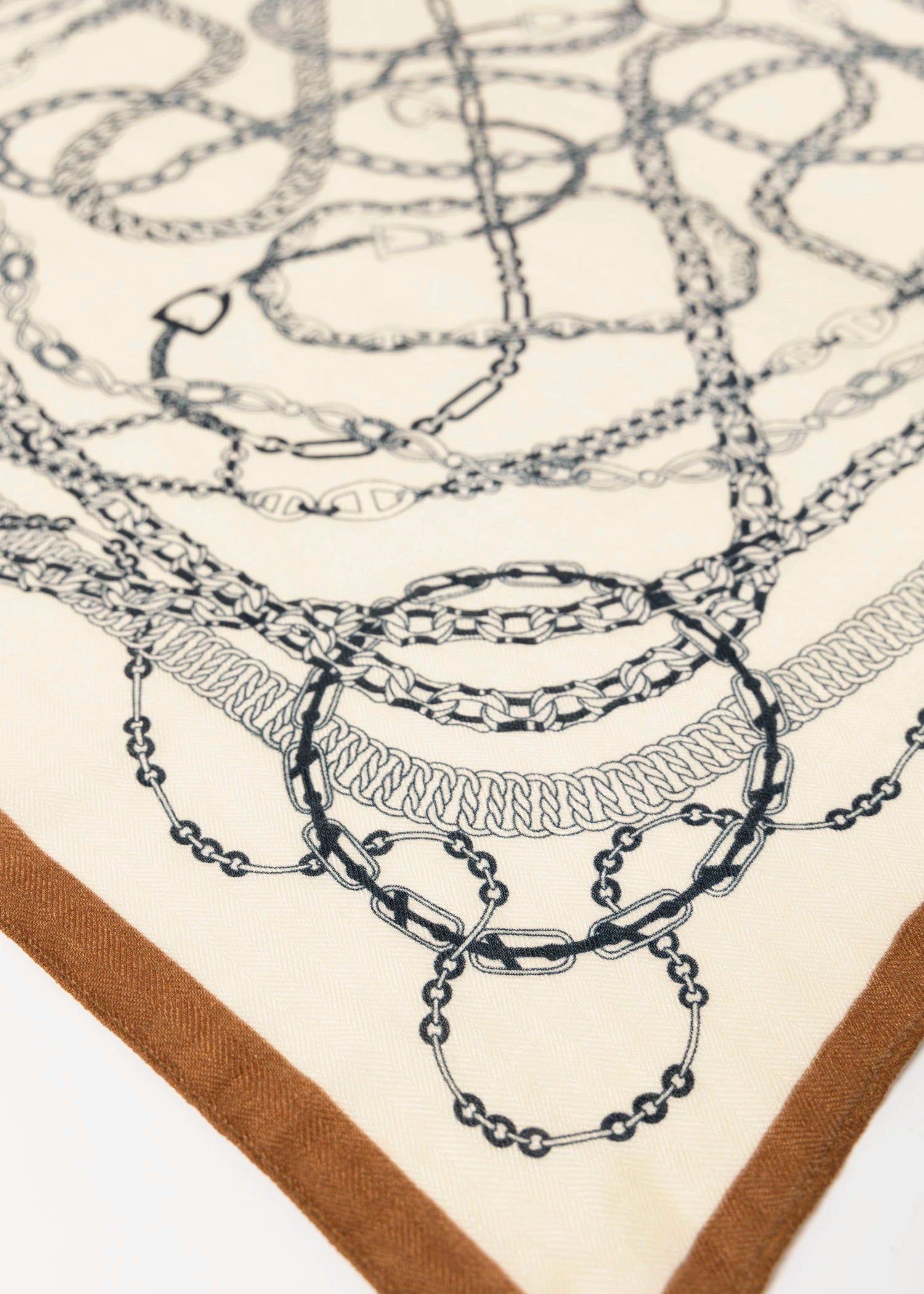 swatch_Beige chain print scarf