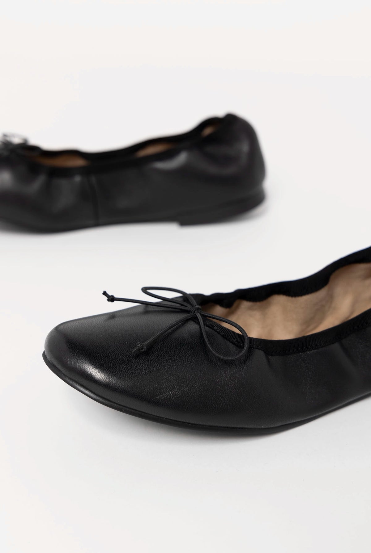 swatch_Black Leather tony bianco chelsea ballet flat