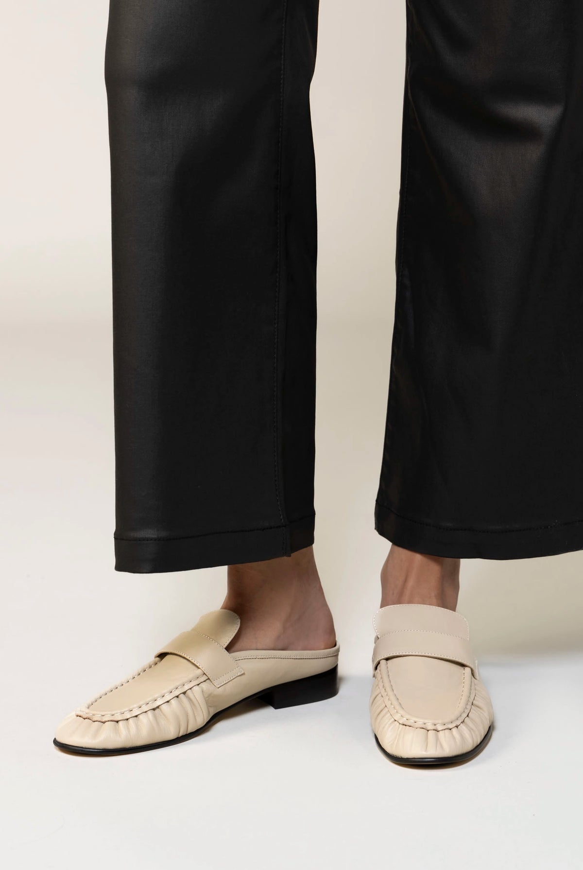 swatch_Vanilla Leather tony bianco glacier ruched mule loafer