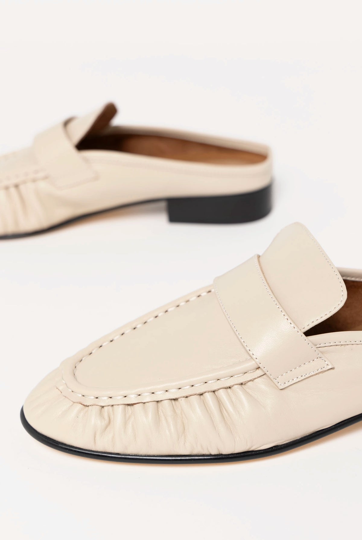 swatch_Vanilla Leather tony bianco glacier ruched mule loafer