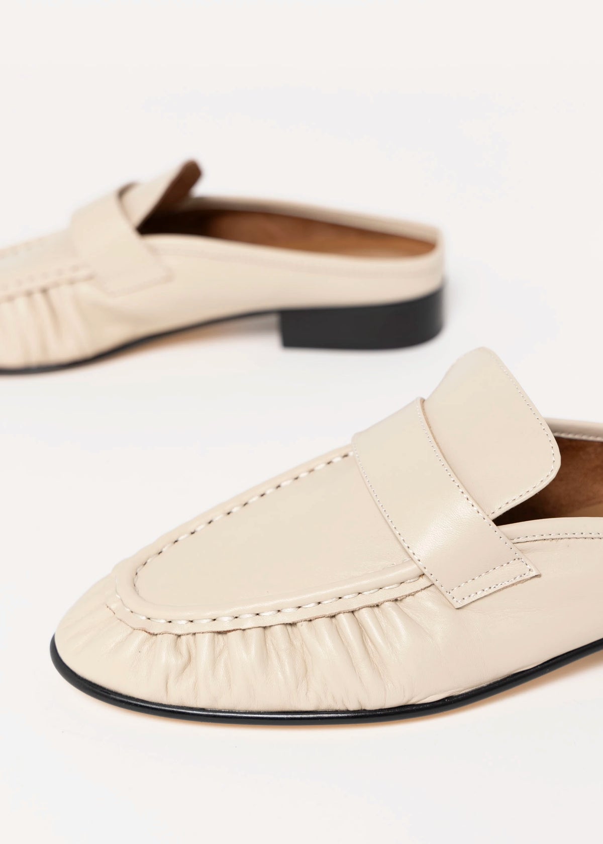 swatch_Vanilla Leather tony bianco glacier ruched mule loafer