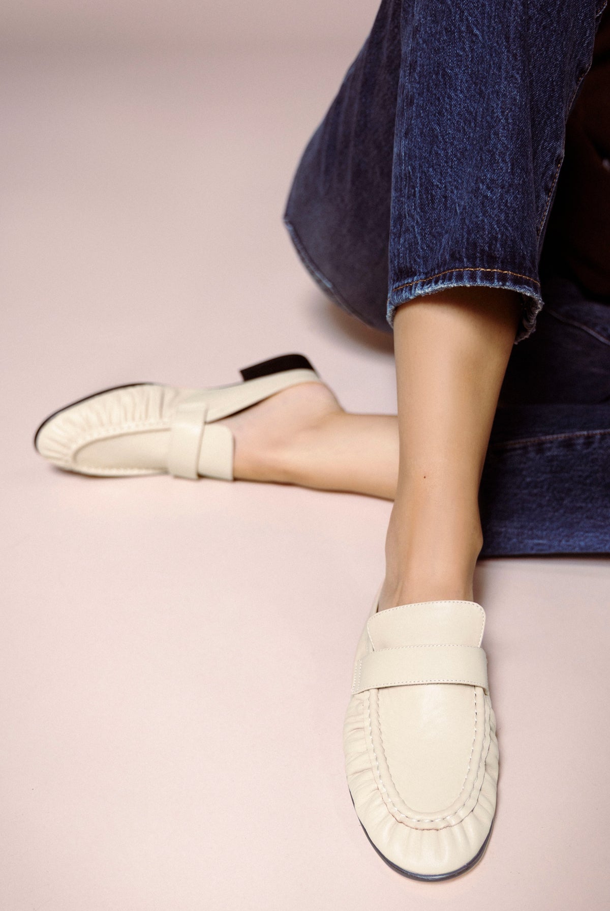swatch_Vanilla Leather tony bianco glacier ruched mule loafer