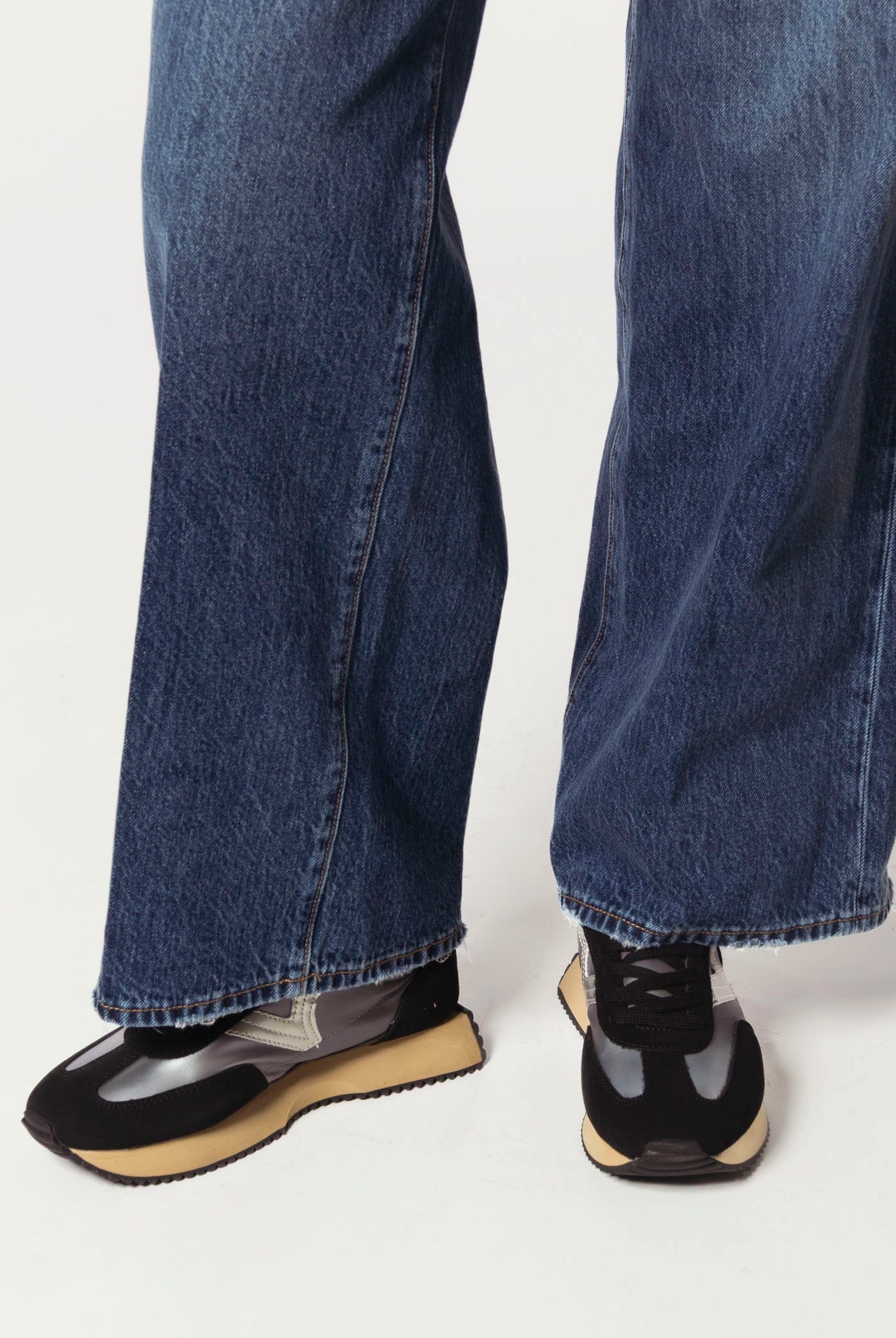 swatch_Black cosmos jogger sneaker