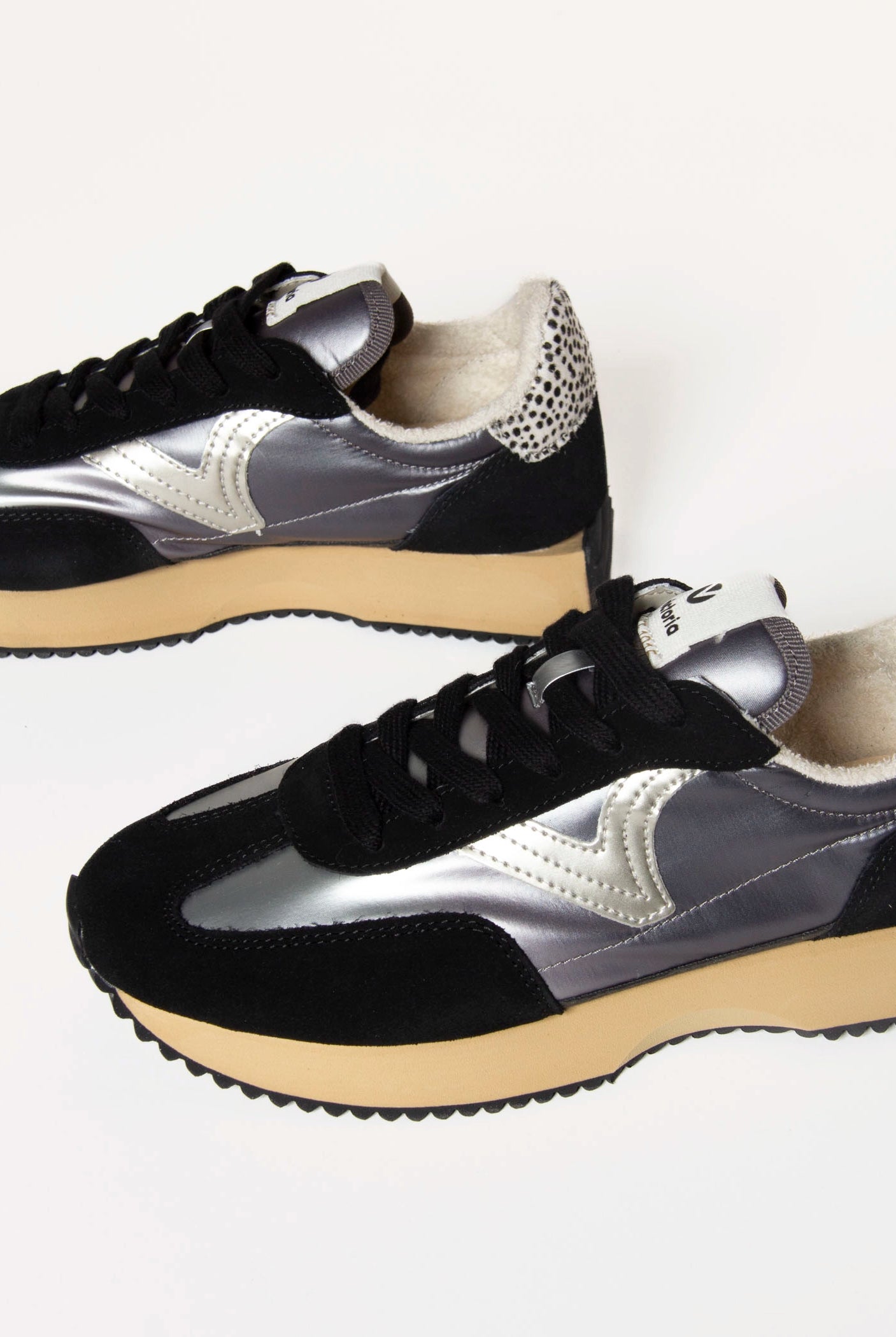 swatch_Black cosmos jogger sneaker