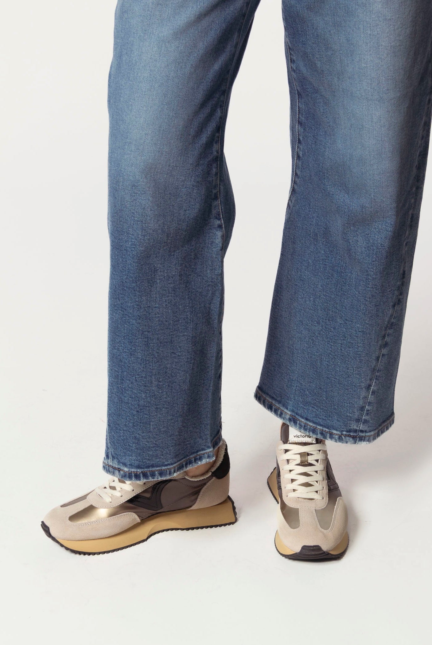 swatch_Beige cosmos jogger sneaker