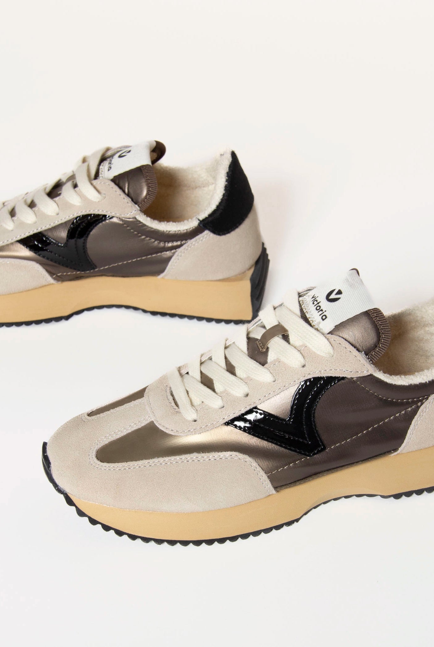 swatch_Beige cosmos jogger sneaker