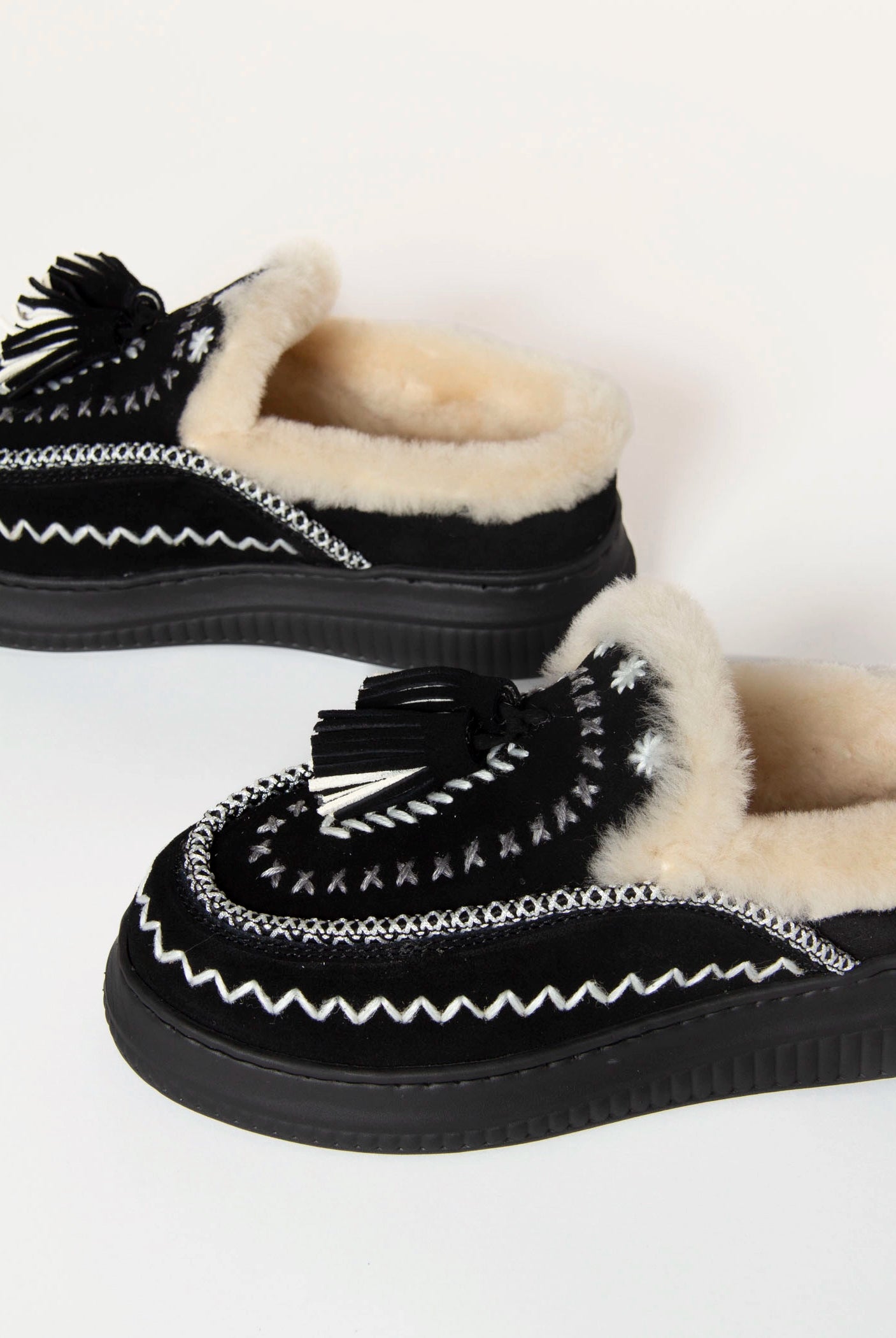swatch_Black shearling lined moccasin