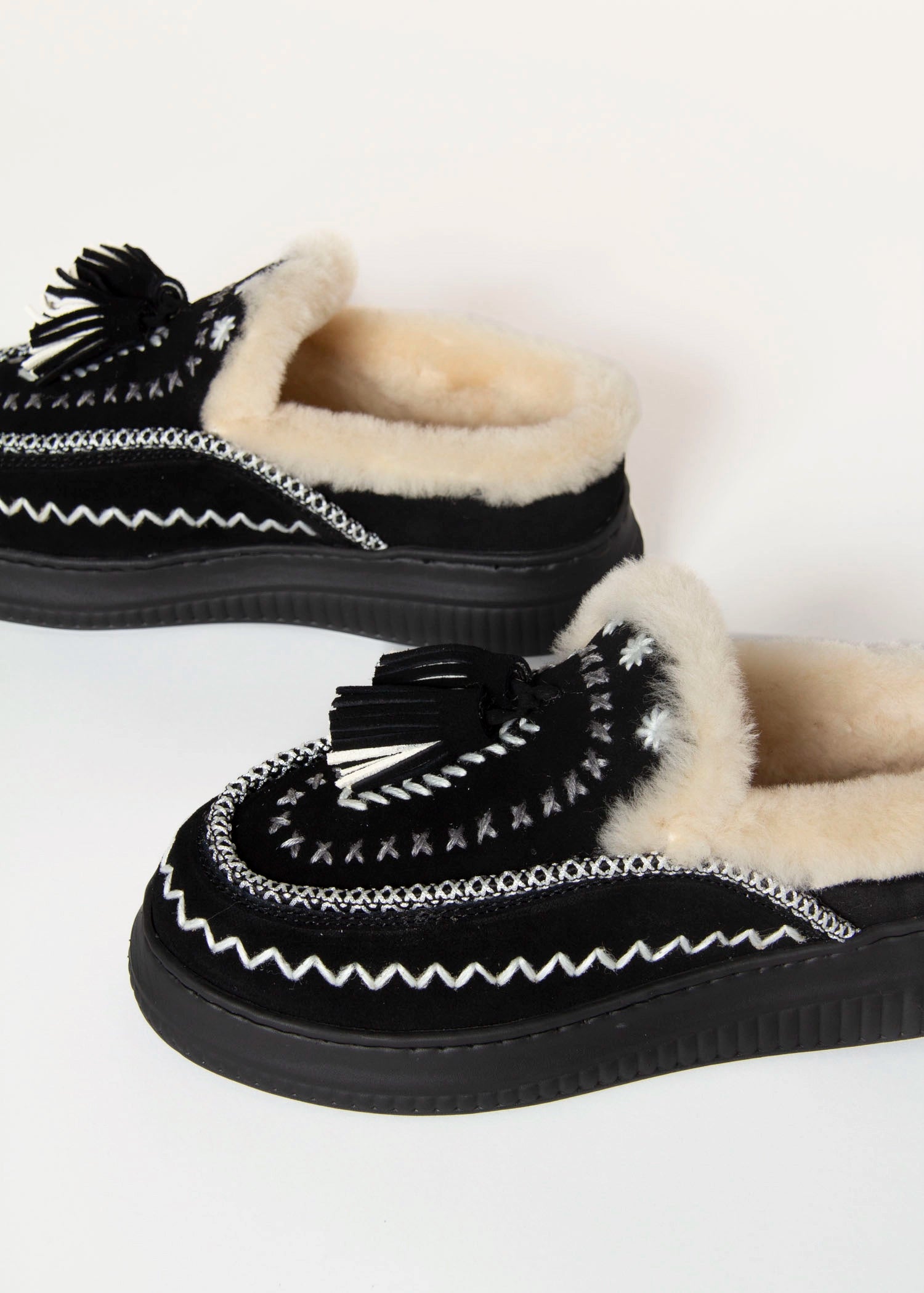 swatch_Black shearling lined moccasin
