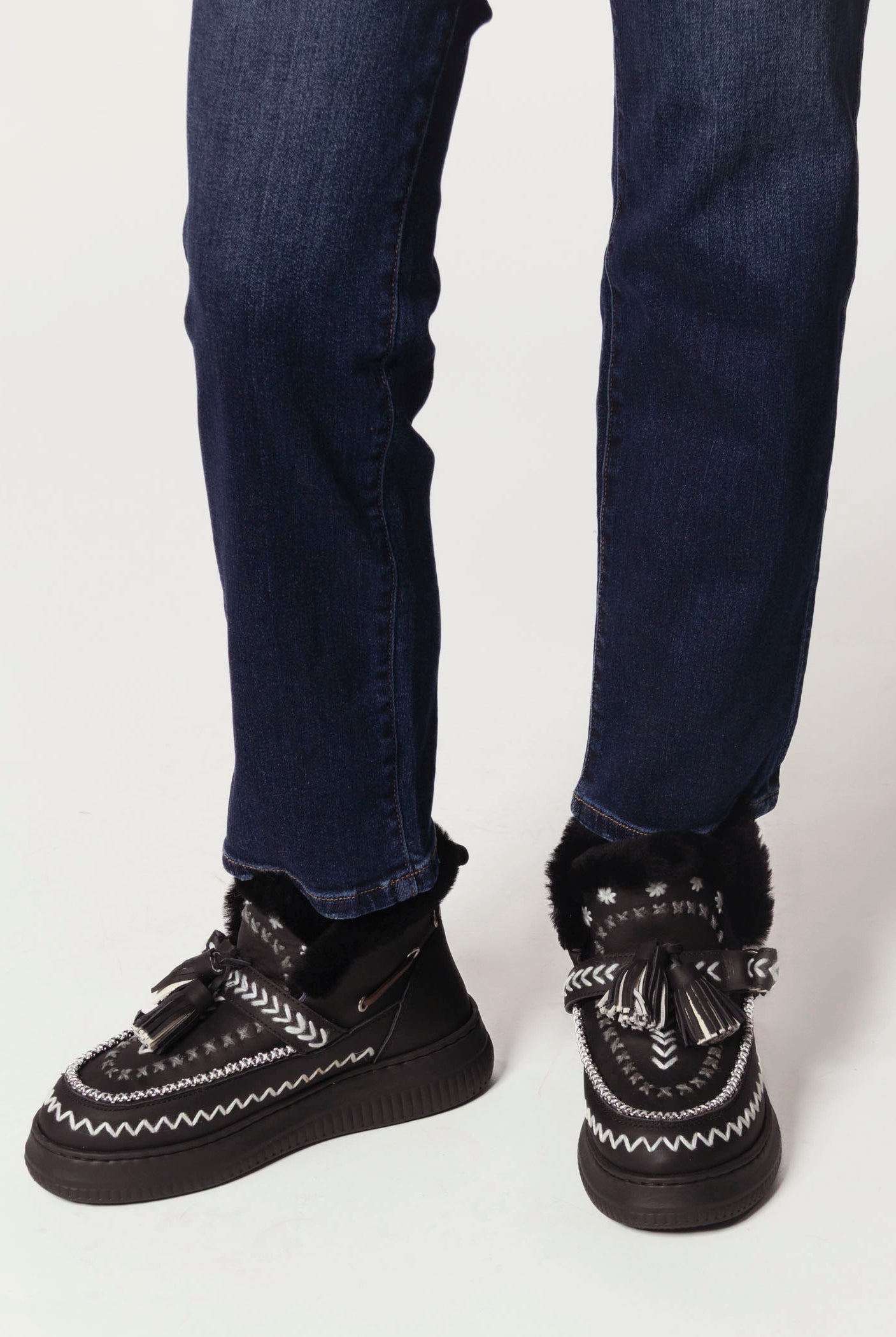 swatch_Black shearling lined bootie