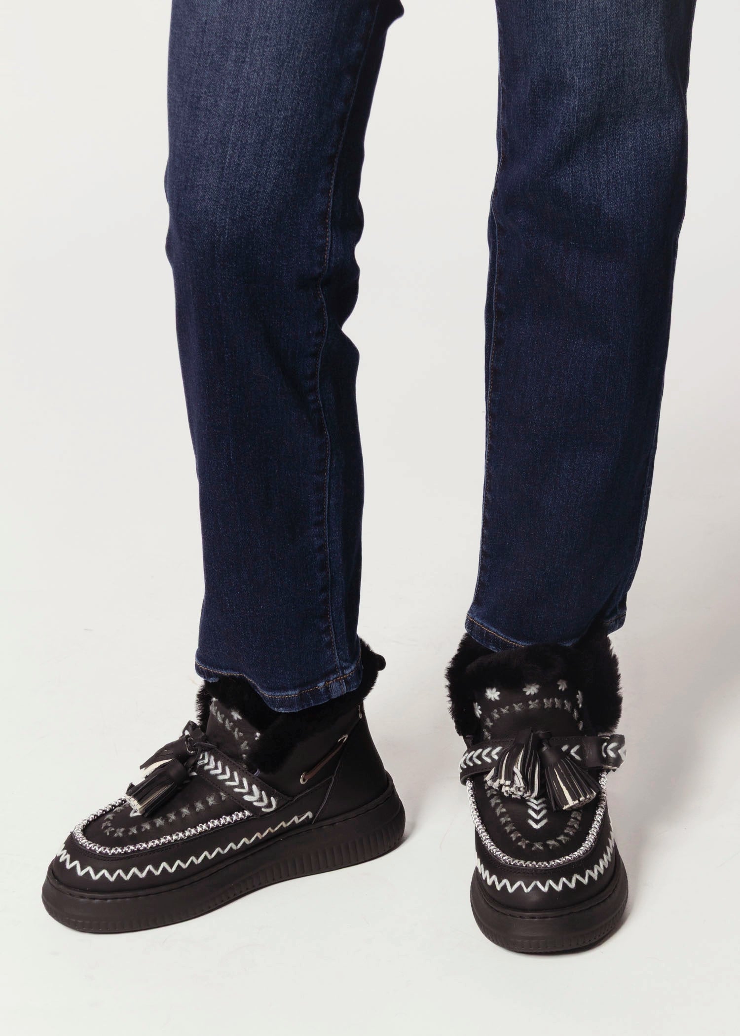 swatch_Black shearling lined bootie