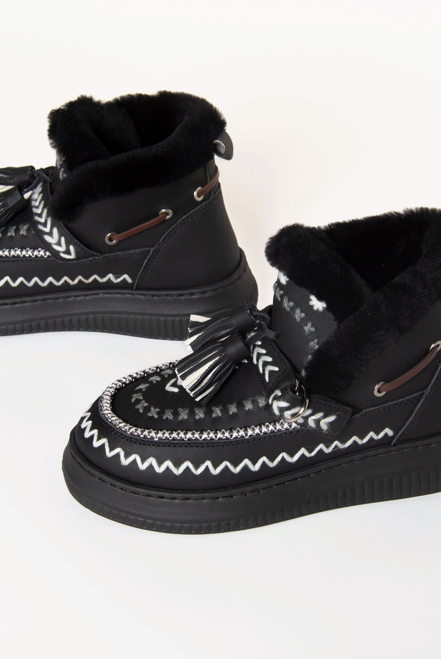 swatch_Black shearling lined bootie