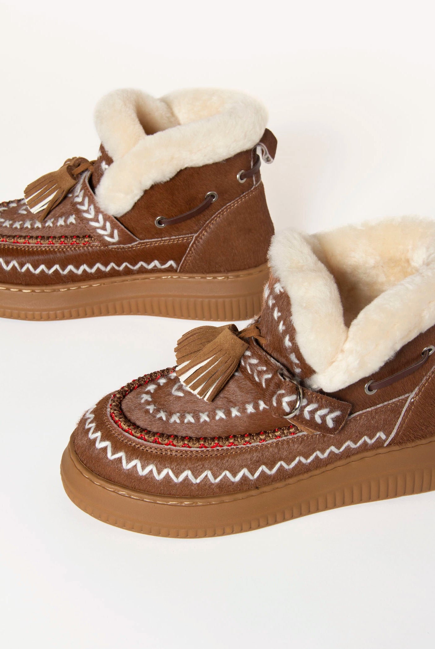 swatch_Camel shearling lined bootie