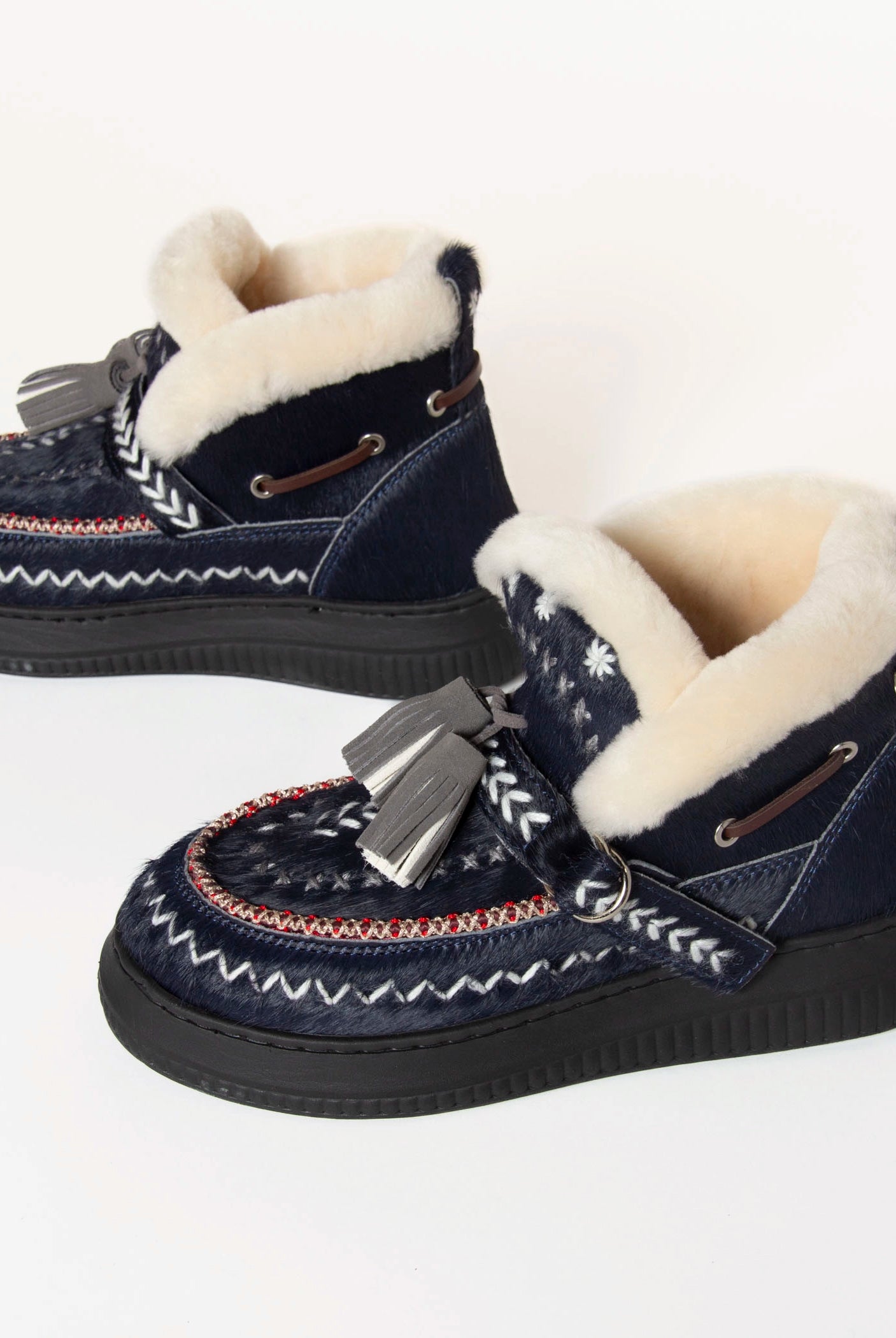 swatch_Navy shearling lined bootie