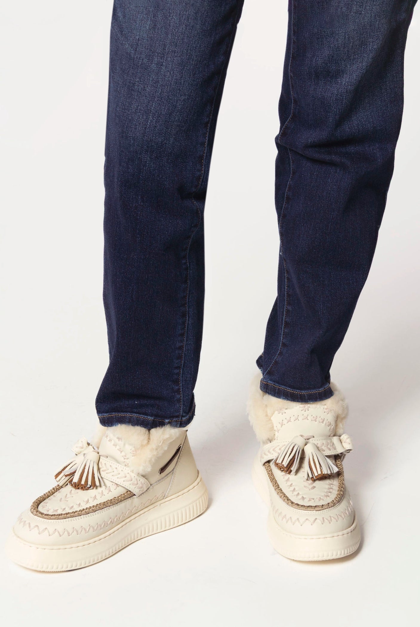 swatch_White shearling lined bootie