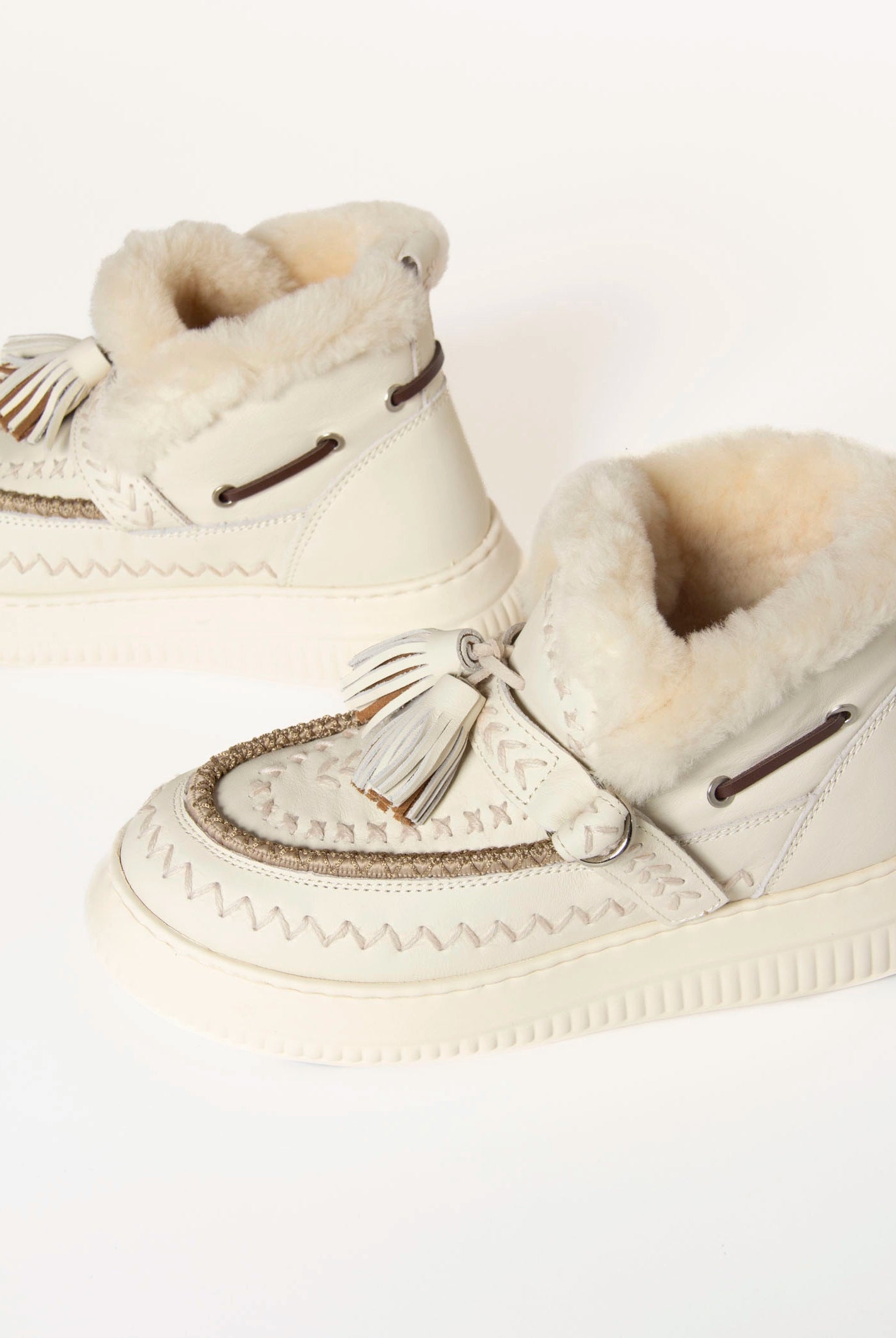 swatch_White shearling lined bootie