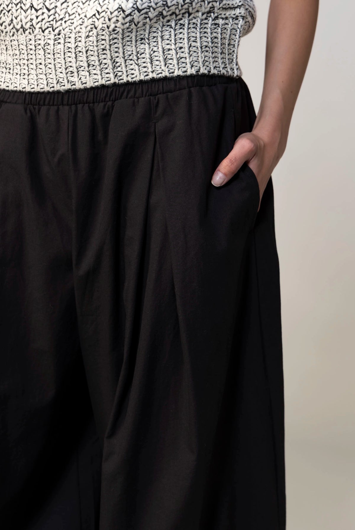 swatch_Black balloon pant