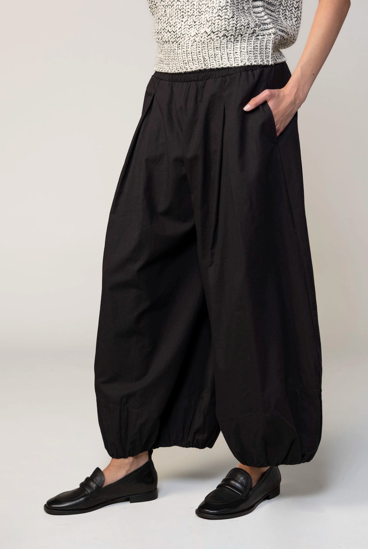 swatch_Black balloon pant