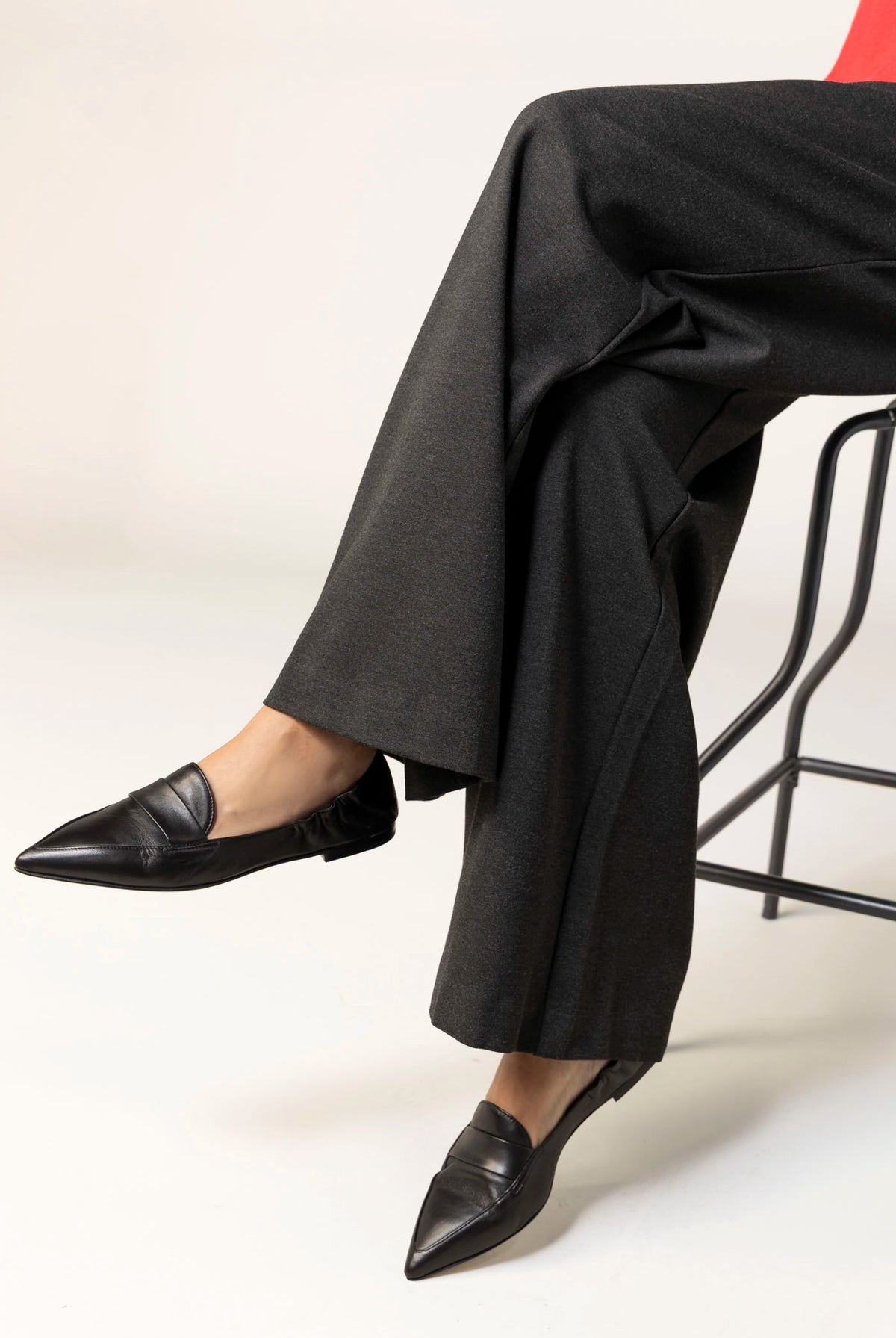 swatch_Black Leather pomme d'or grace italian leather pointed toe flat