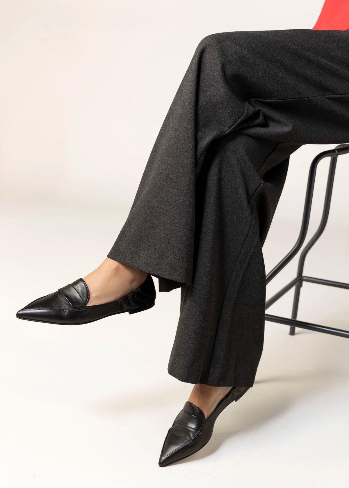 swatch_Black Leather pomme d'or grace italian leather pointed toe flat