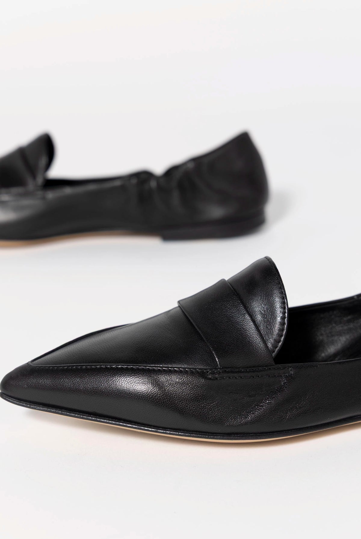 swatch_Black Leather pomme d'or grace italian leather pointed toe flat