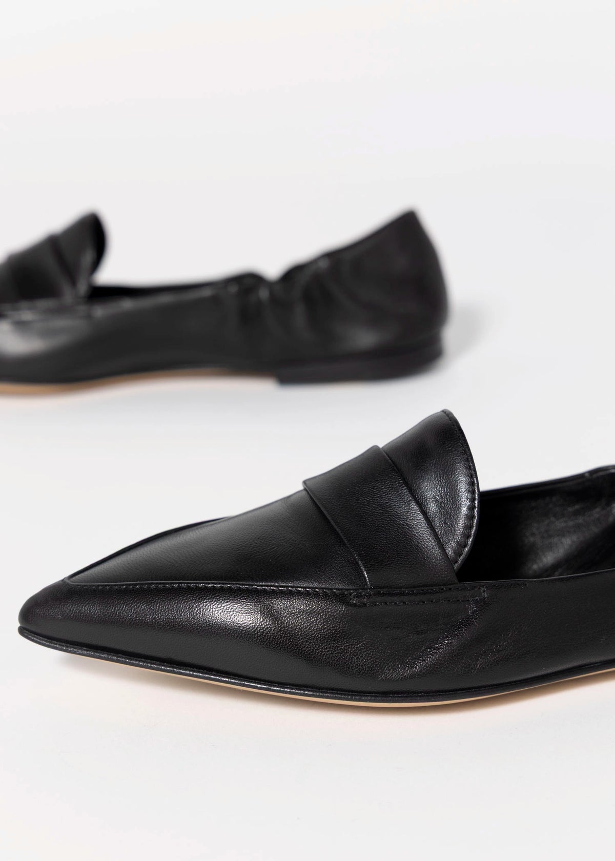 swatch_Black Leather pomme d'or grace italian leather pointed toe flat